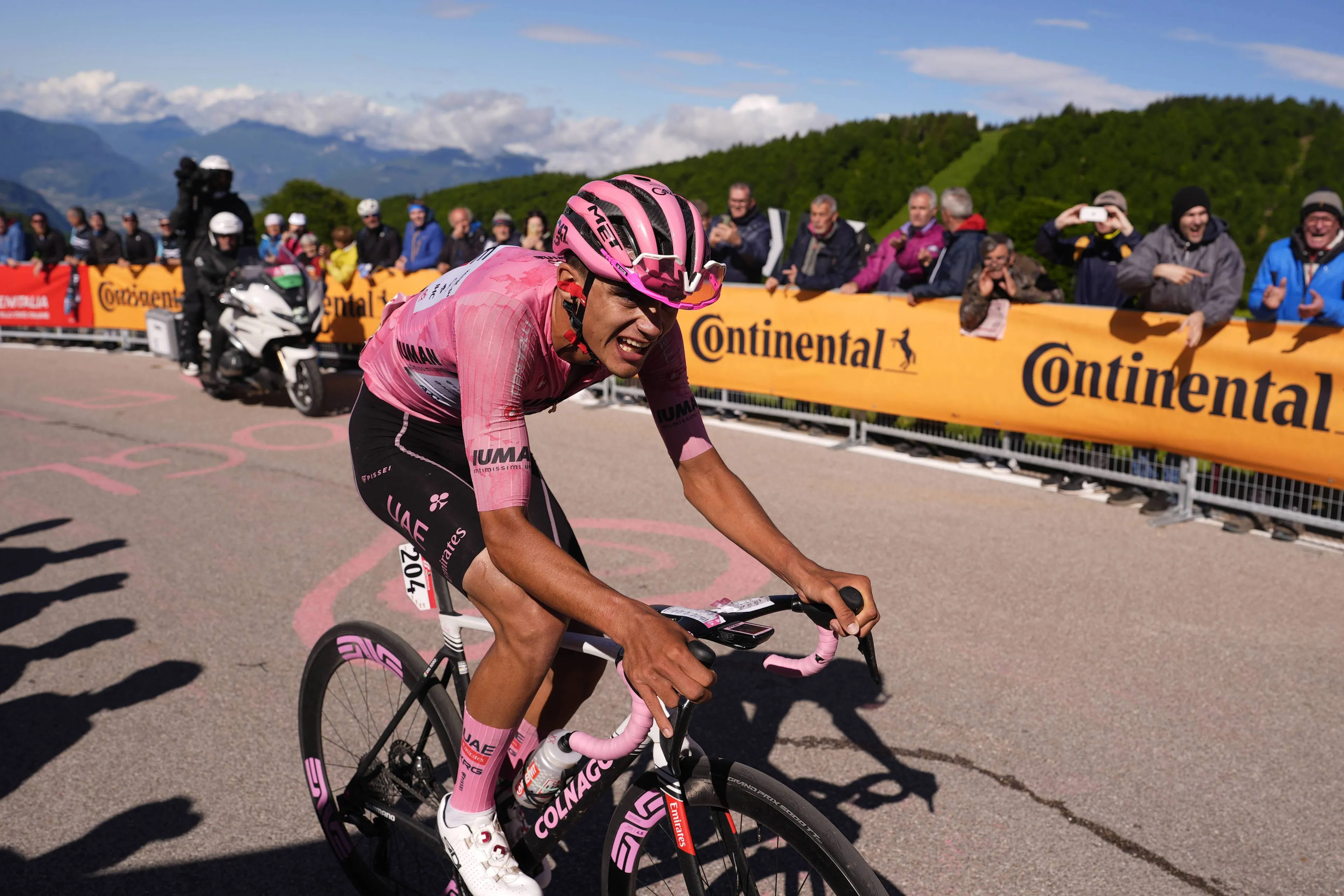 Isaac del Toro, en el Giro de Italia 2025 con la maglia rosa
