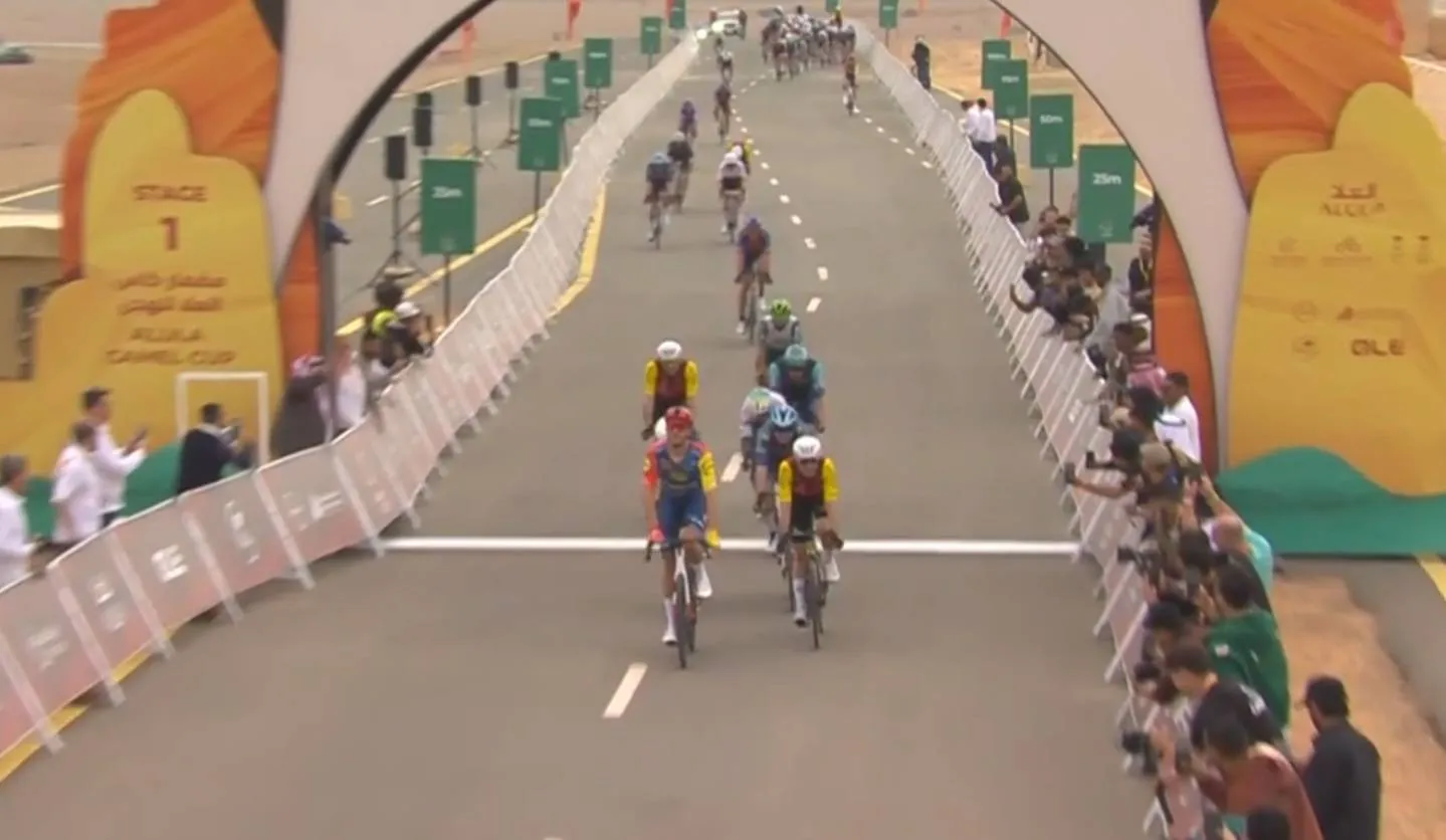 Jonathan Milan celebra la etapa 1 del AlUla Tour