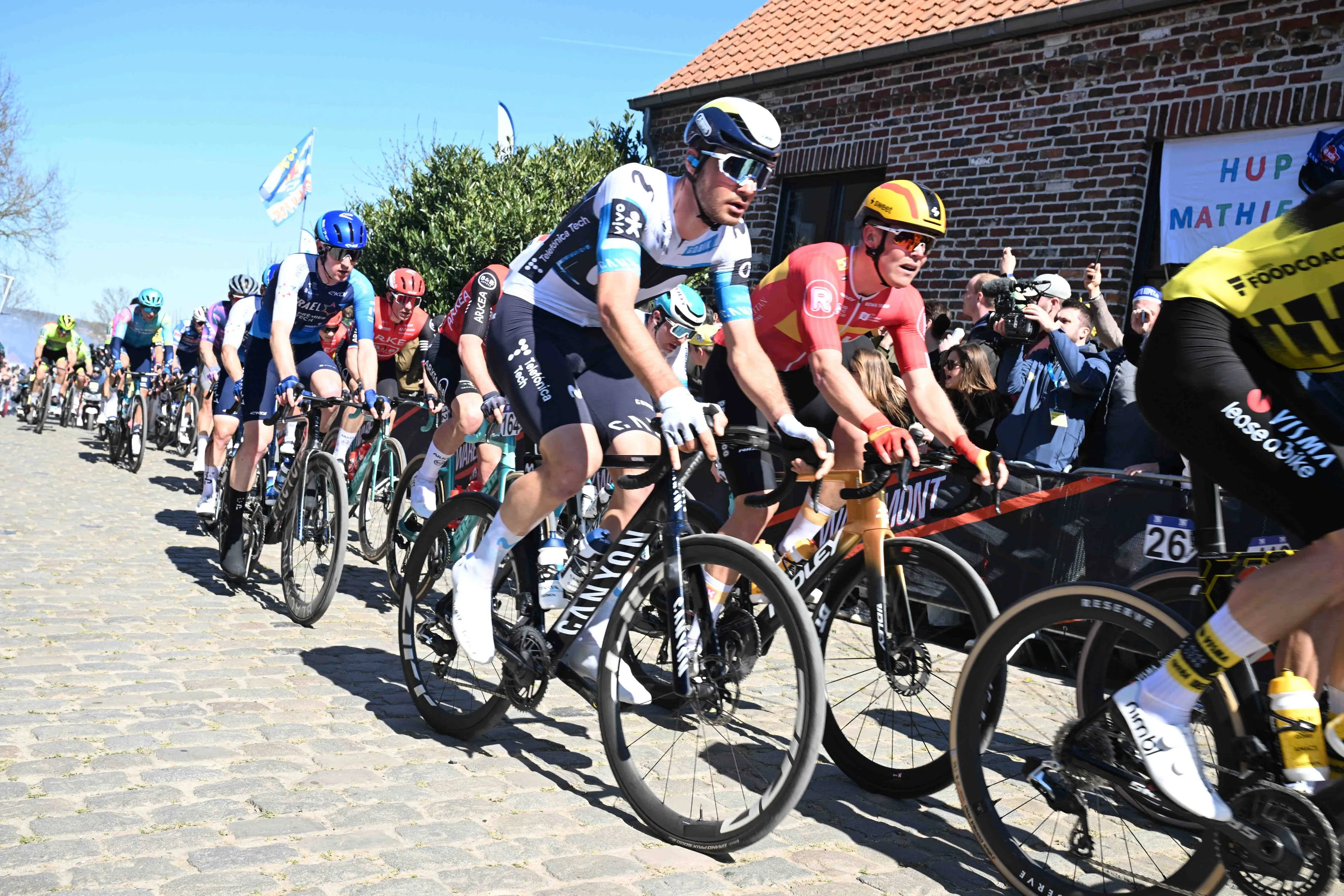 Manlio Moro, representando a Movistar Team en el Tour de Flandes 2025