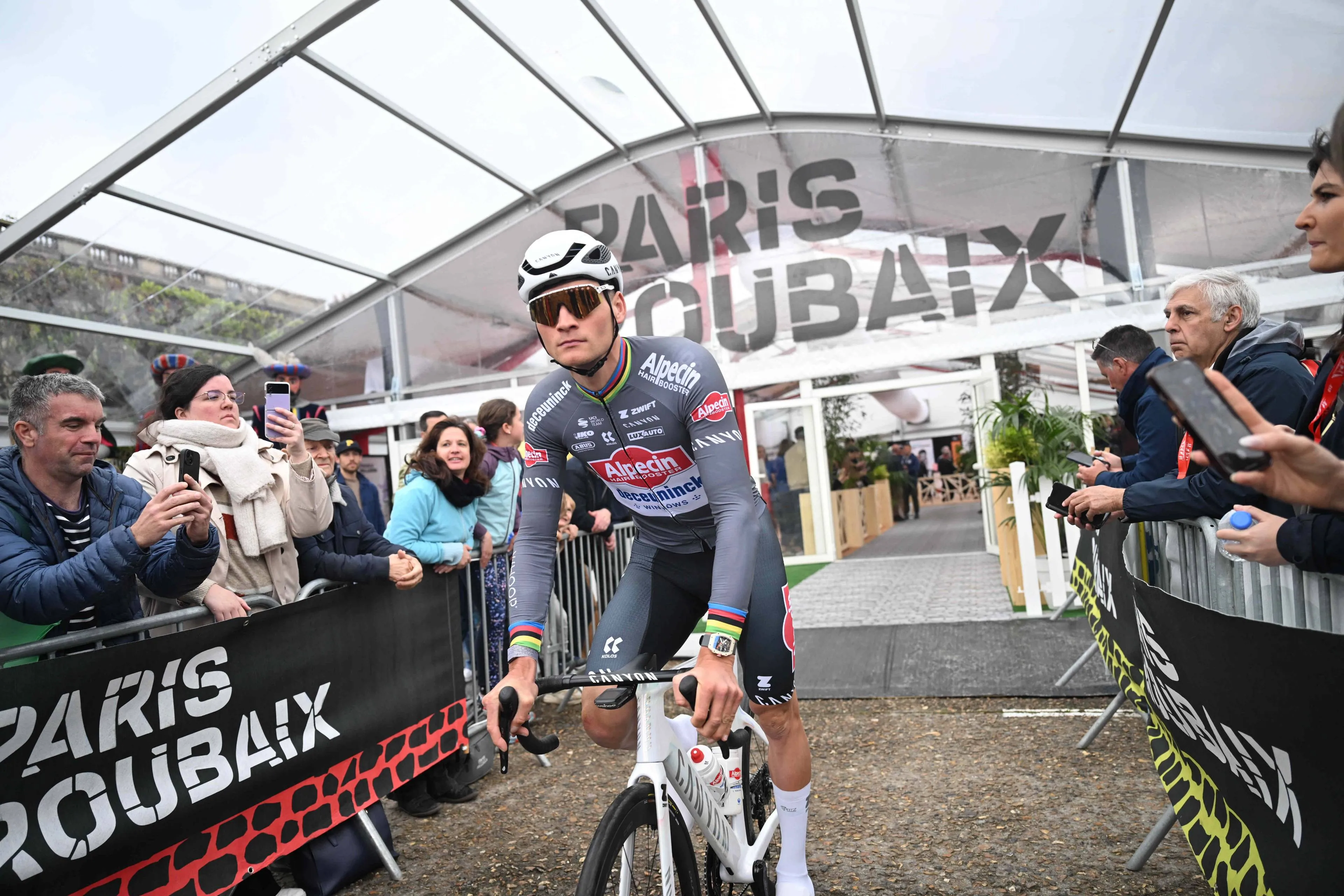 Mathieu van der Poel, antes de la salida de la París-Roubaix