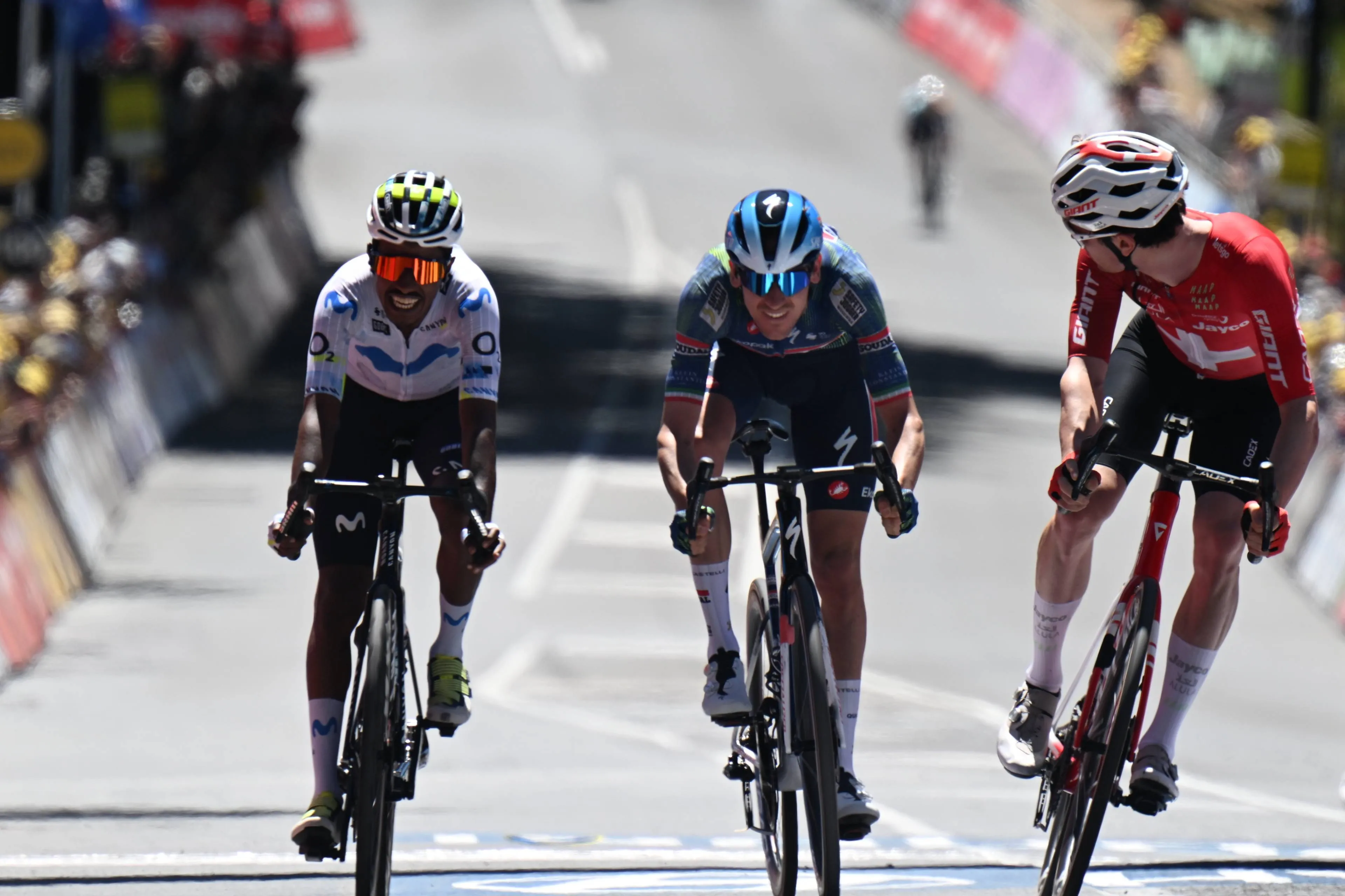 Natnael Tesfatsion, entrenando en meta para Movistar Team