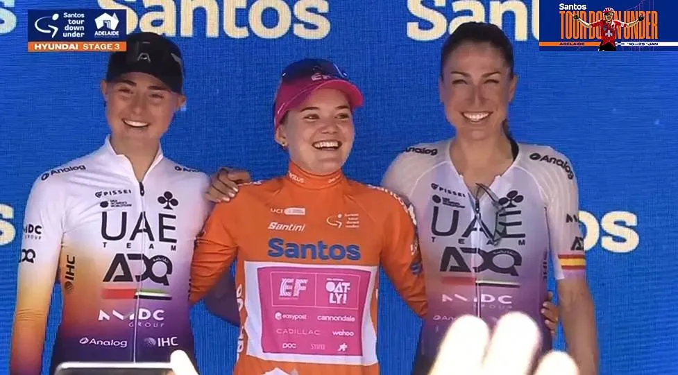 Mavi García y Paula Blasi, escoltando a Noemi Ruegg en el podium del Tour Down Under