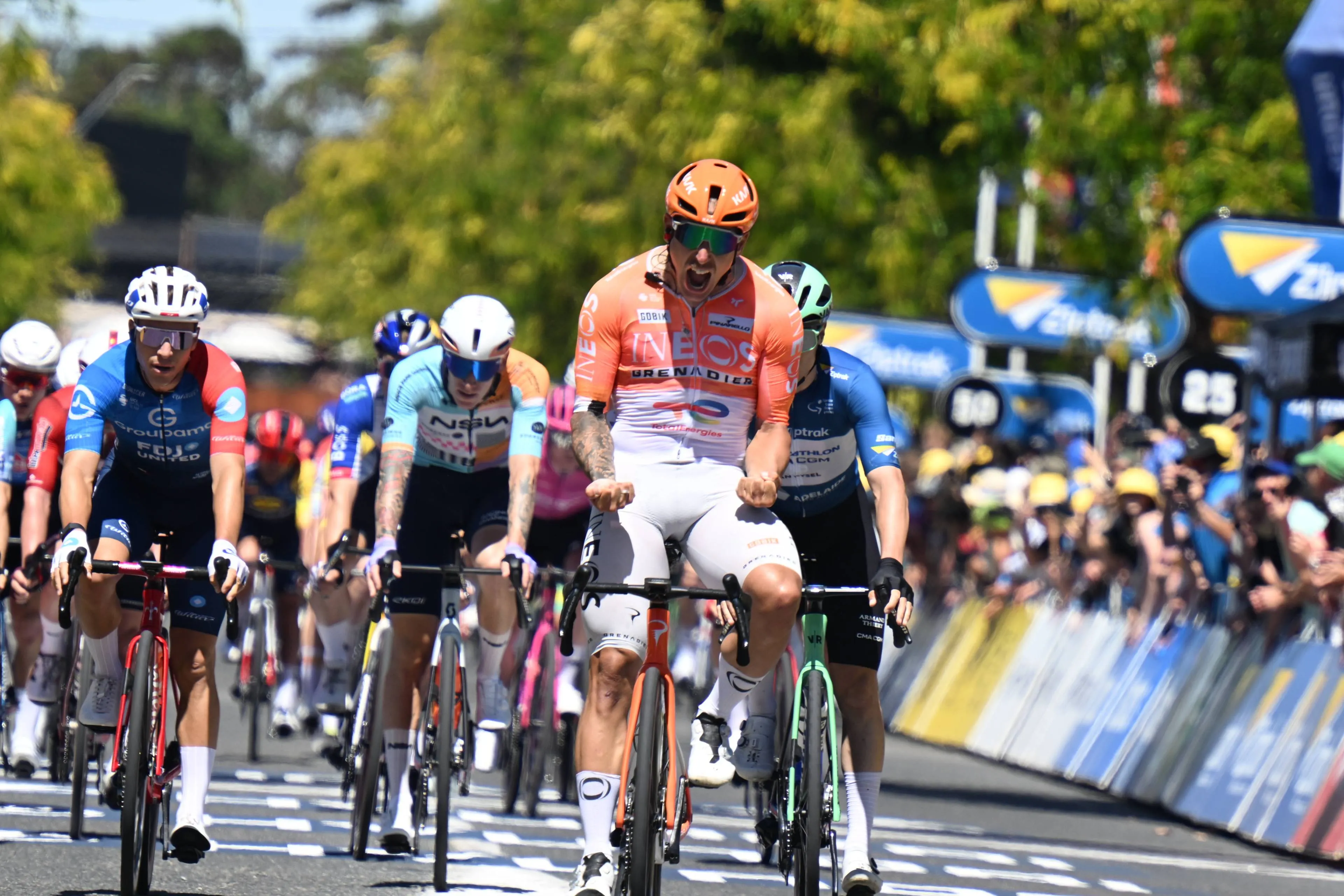 Sam Welsford, ganando en el Tour Down Under para INEOS