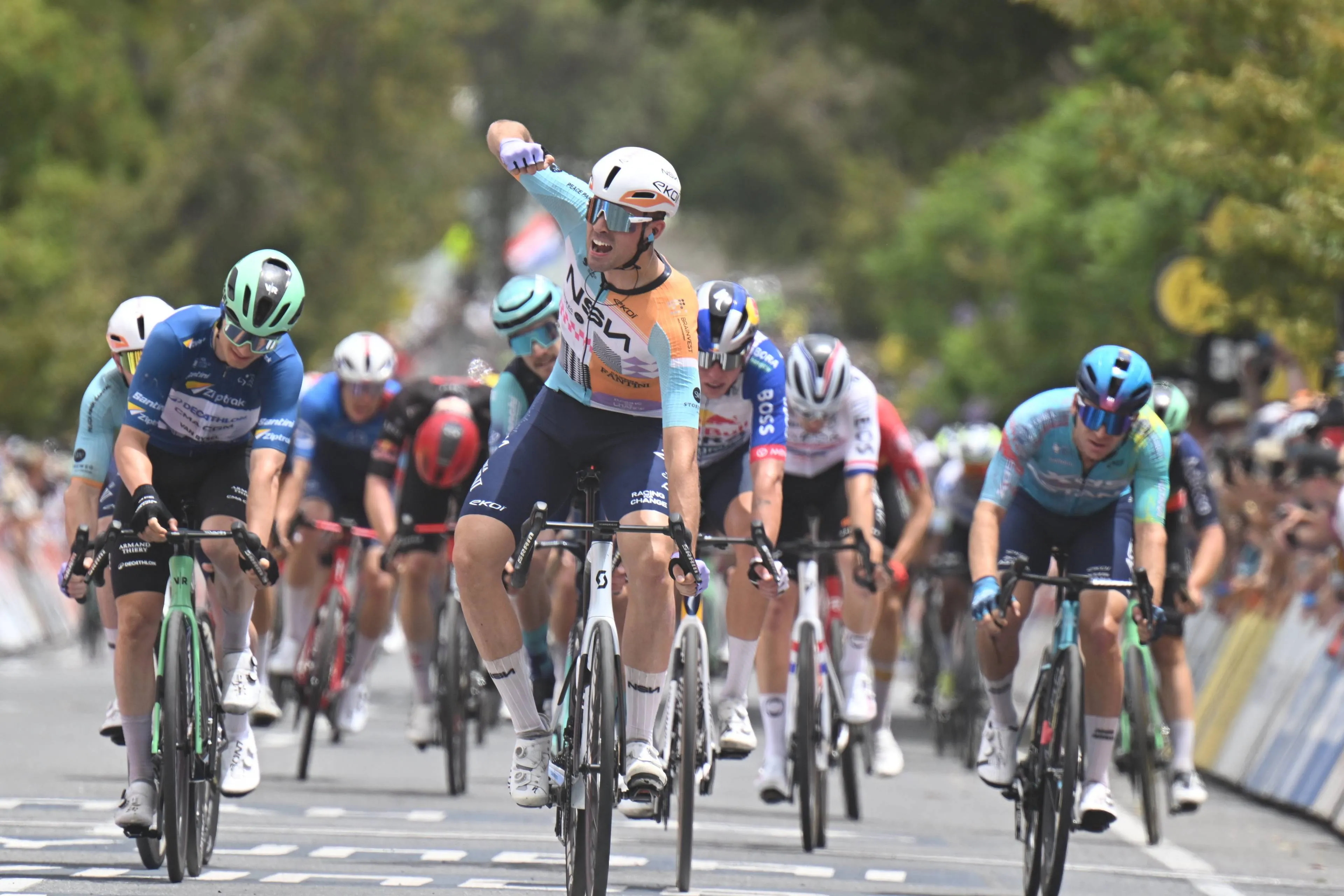 Ethan Vernon celebra su victoria en la etapa 4 del Tour Down Under 2026