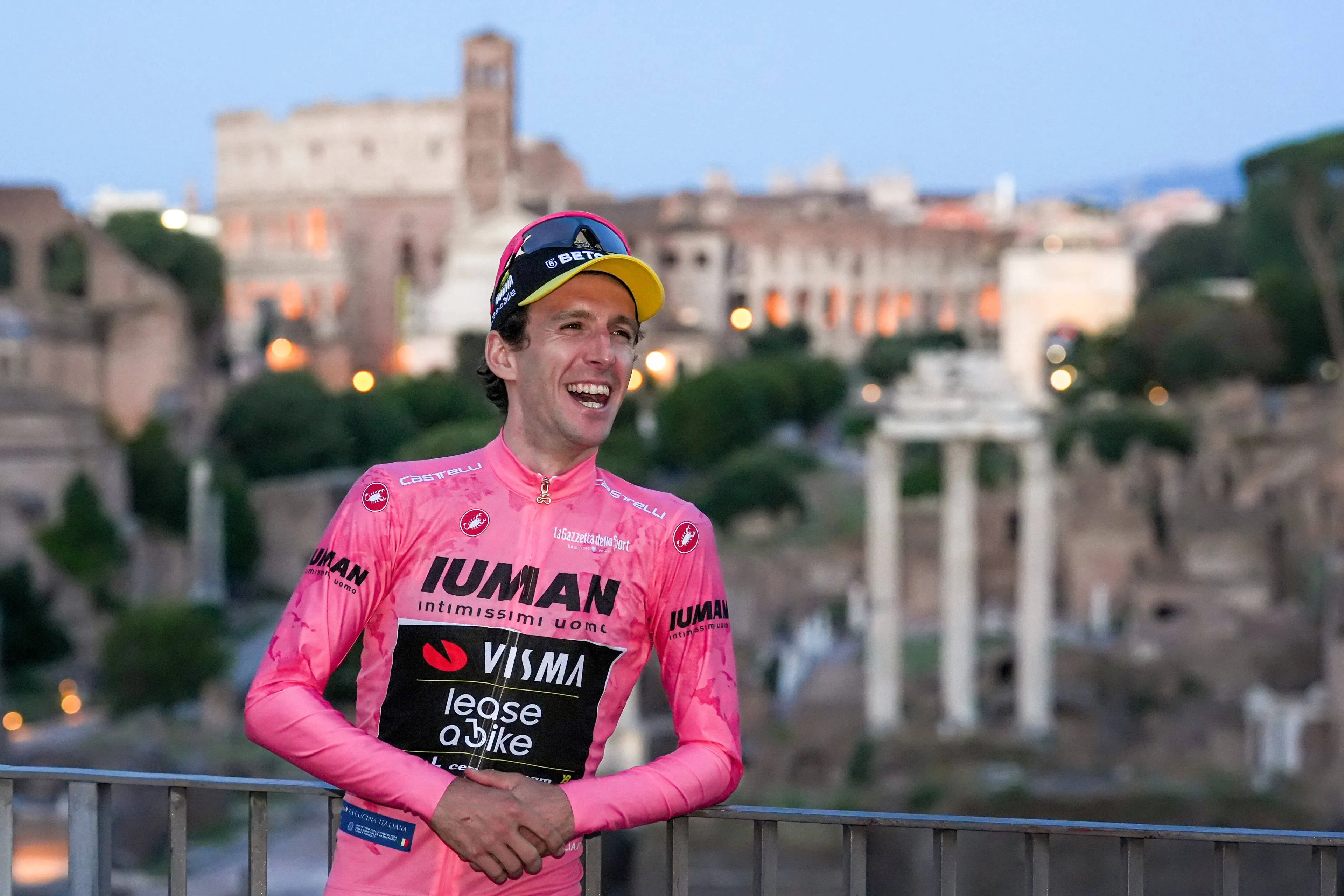 Simon Yates, con la maglia rosa de líder del Giro de Italia