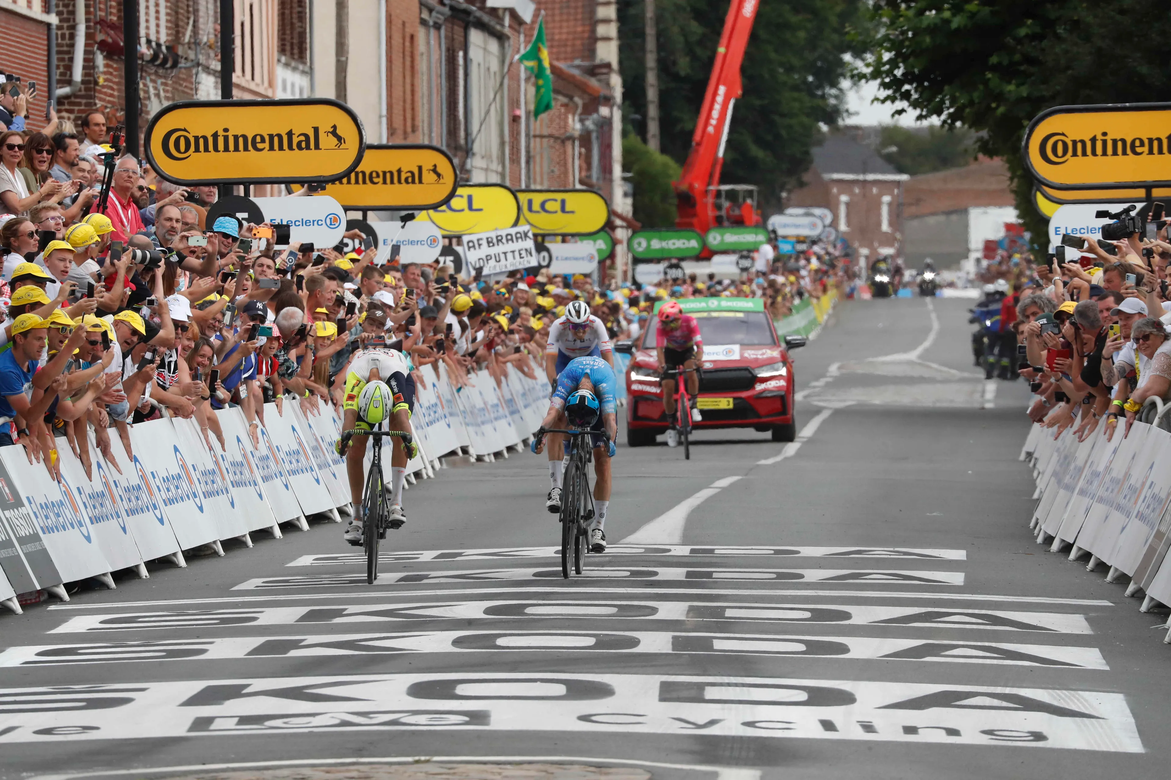 Simon Clarke, esprintando para vencer a Taco van der Hoorn en el Tour 2022