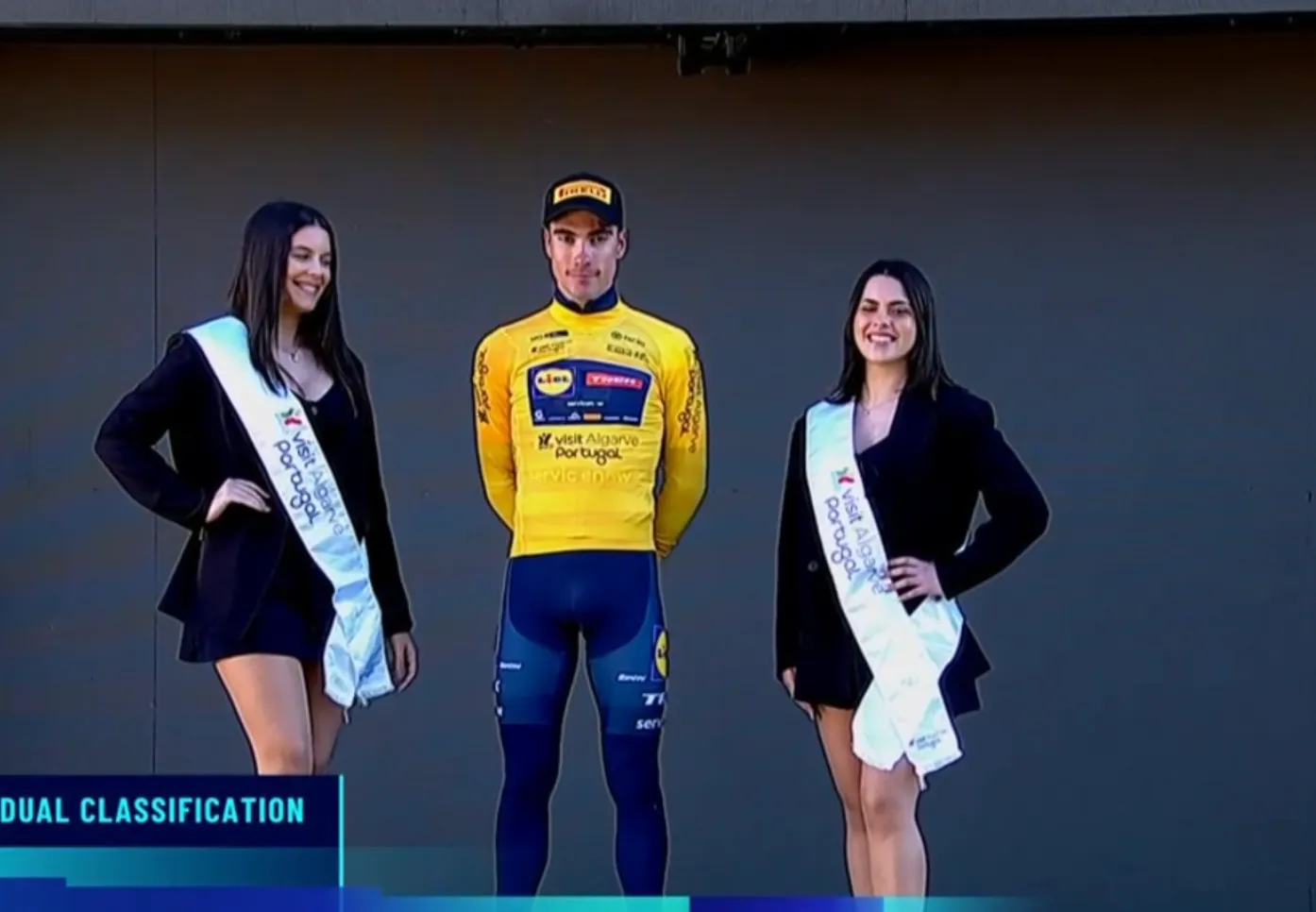 Juan Ayuso, con el maillot amarillo de Algarve.