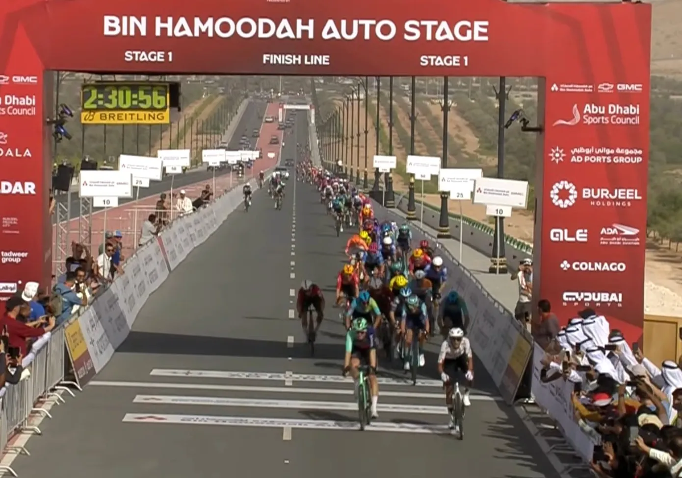 Resultados Etapa 1 UAE Tour 2026: ¡Isaac del Toro destroza a Evenepoel con el maillot de campeón de México!