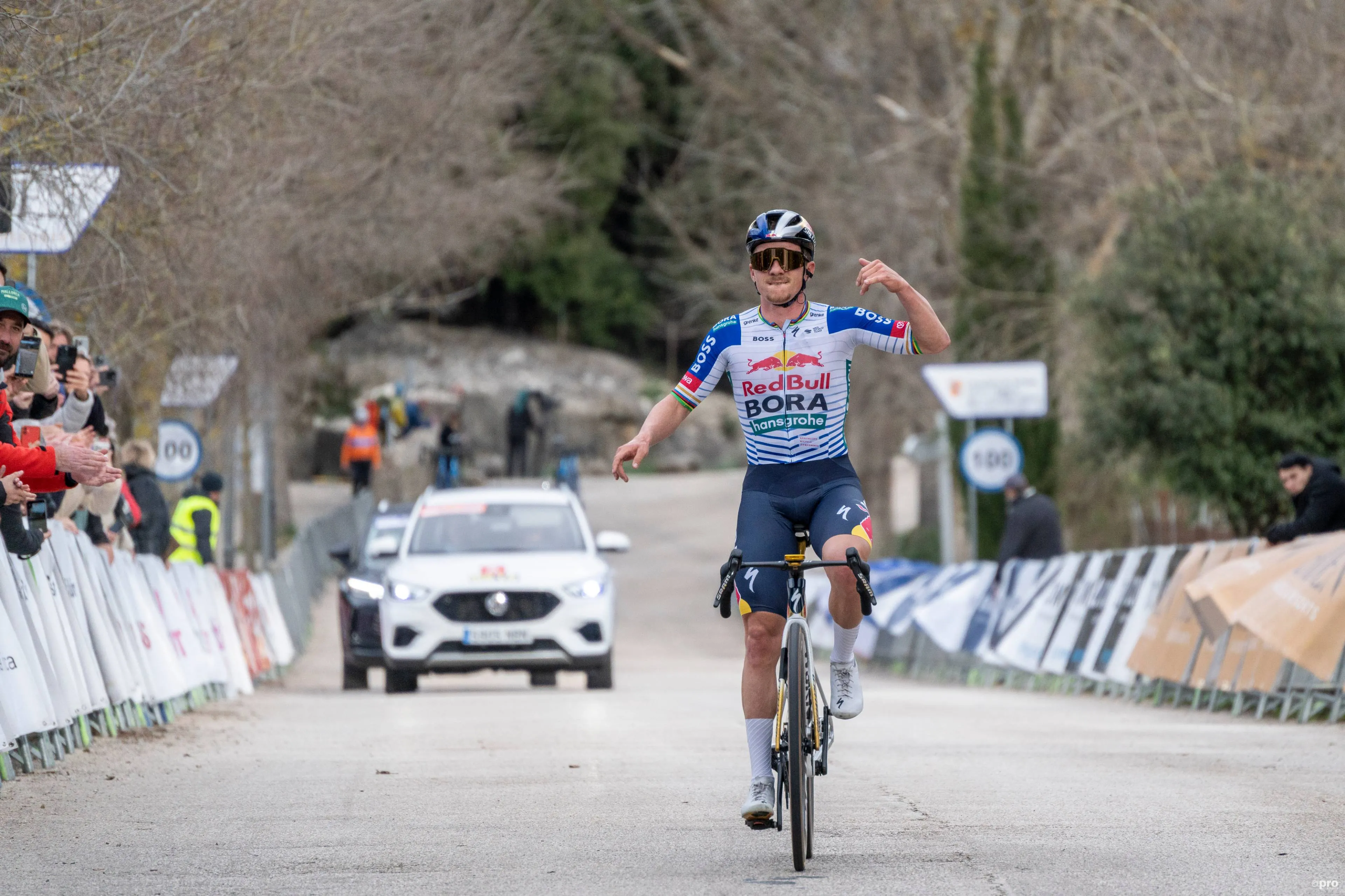 Remco Evenepoel celebra una victoria con Red Bull - BORA - hansgrohe