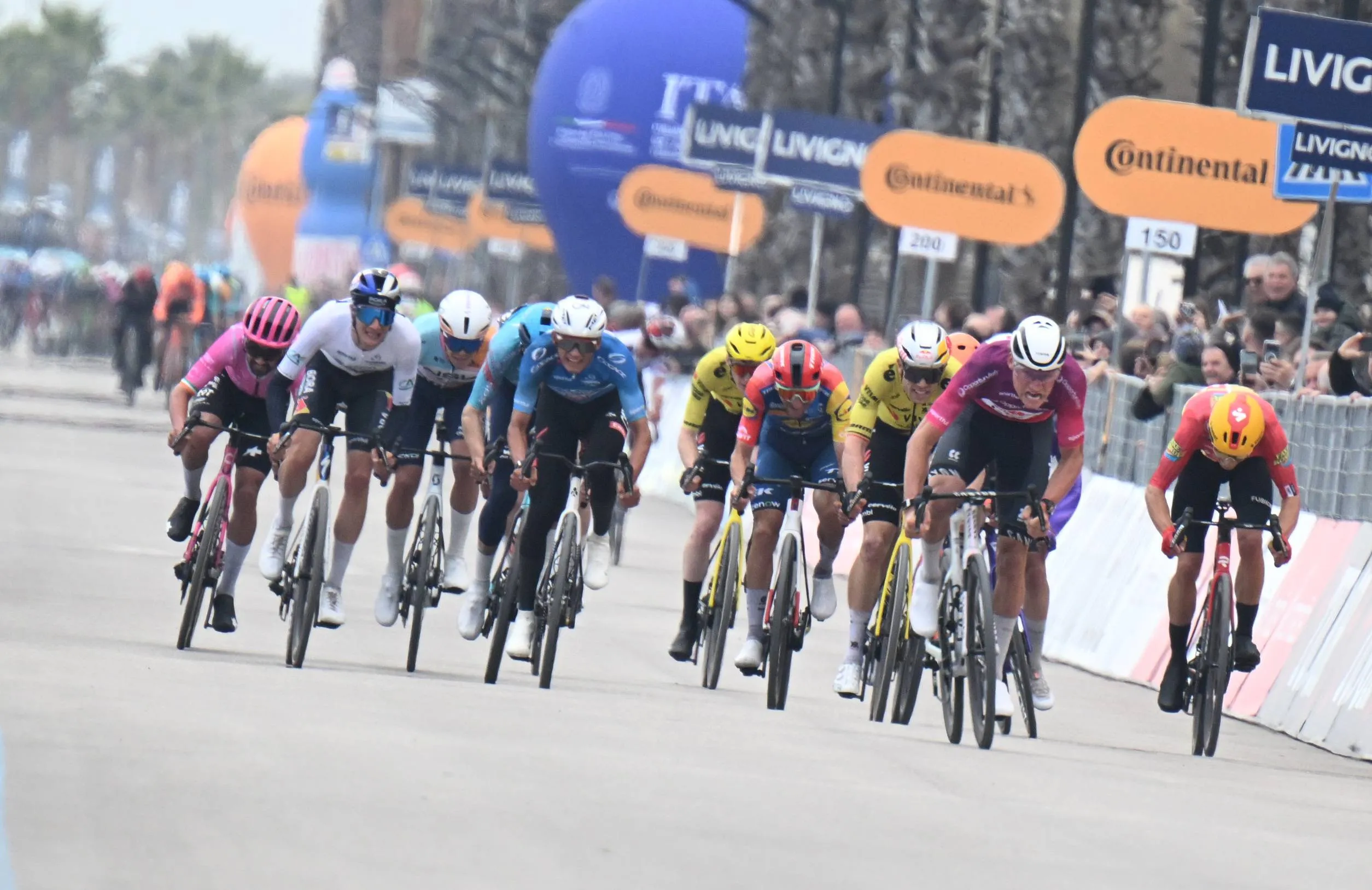 Esprint en una carrera decisiva WorldTour