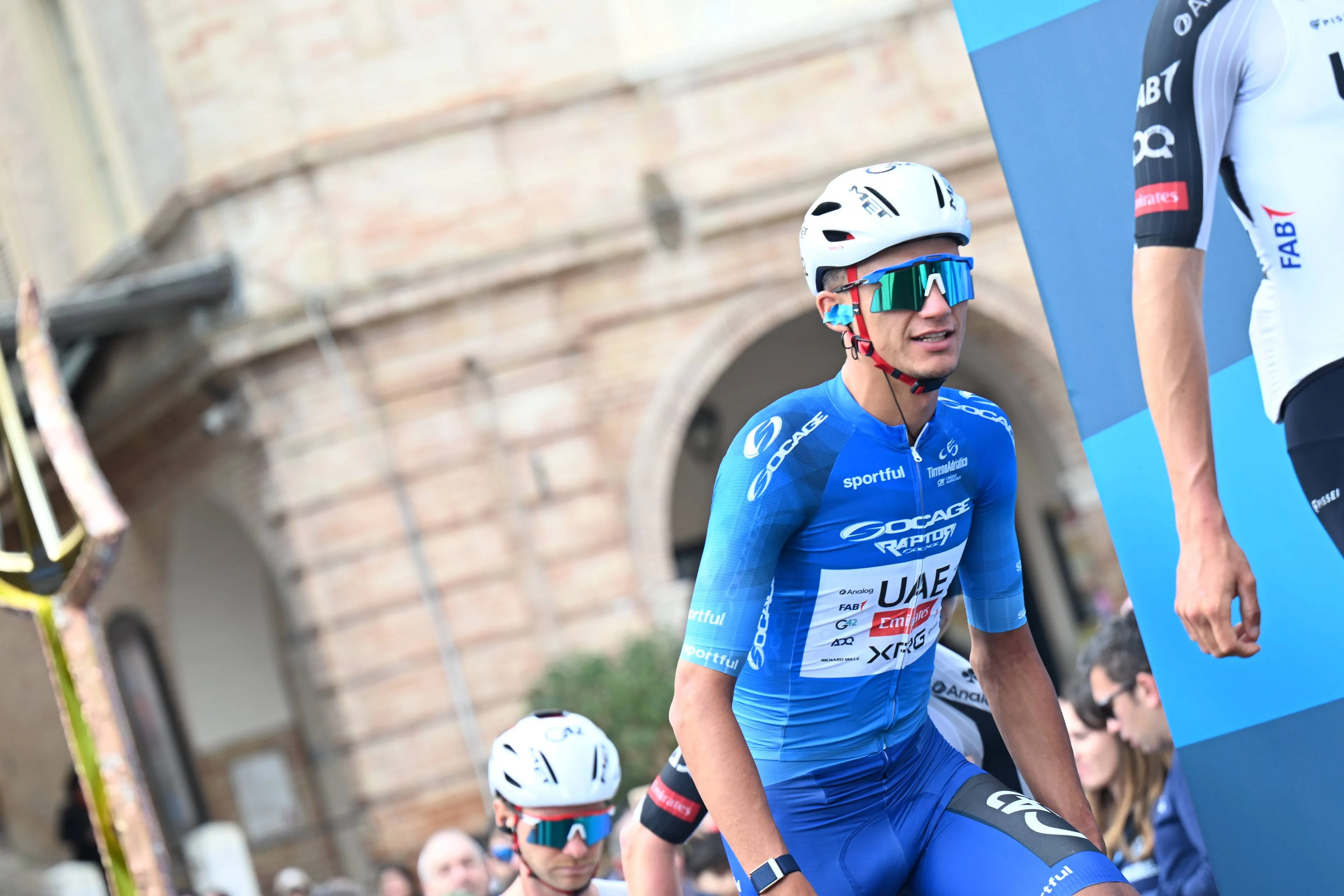 Isaac del Toro con el maillot de líder en la Tirreno–Adriático 2026