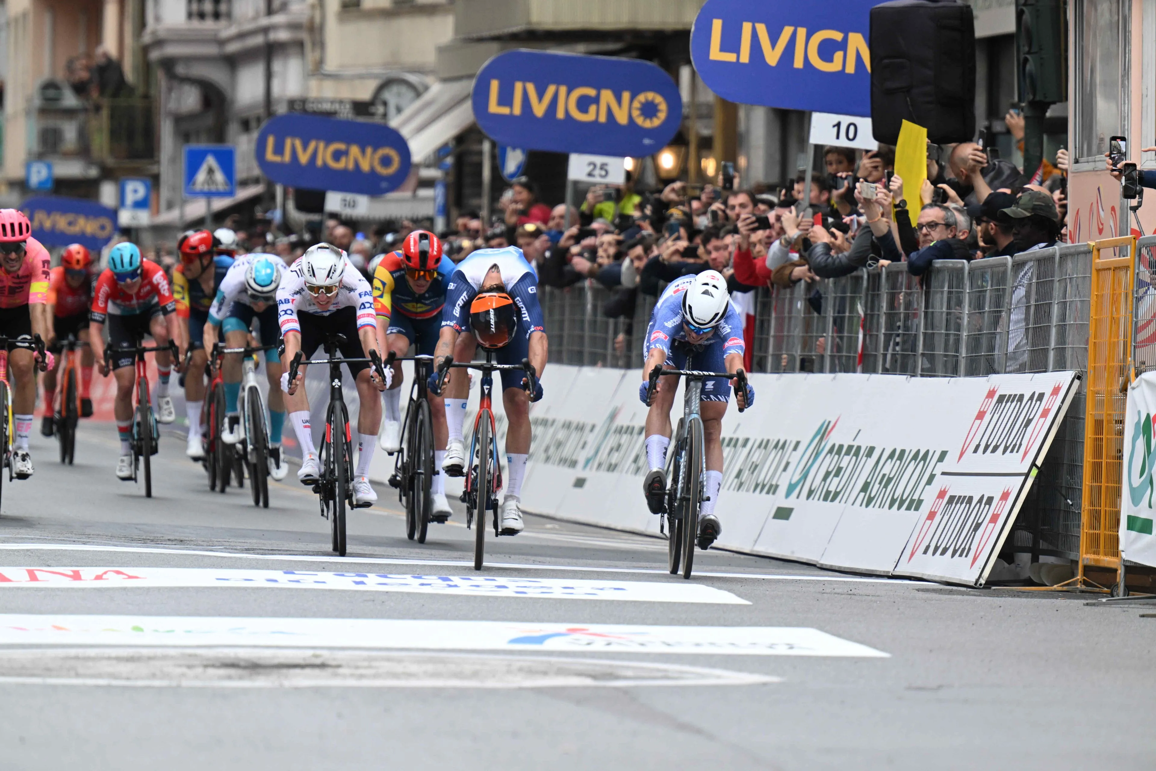 Jasper Philipsen gana la Milán-San Remo 2024 al esprint.