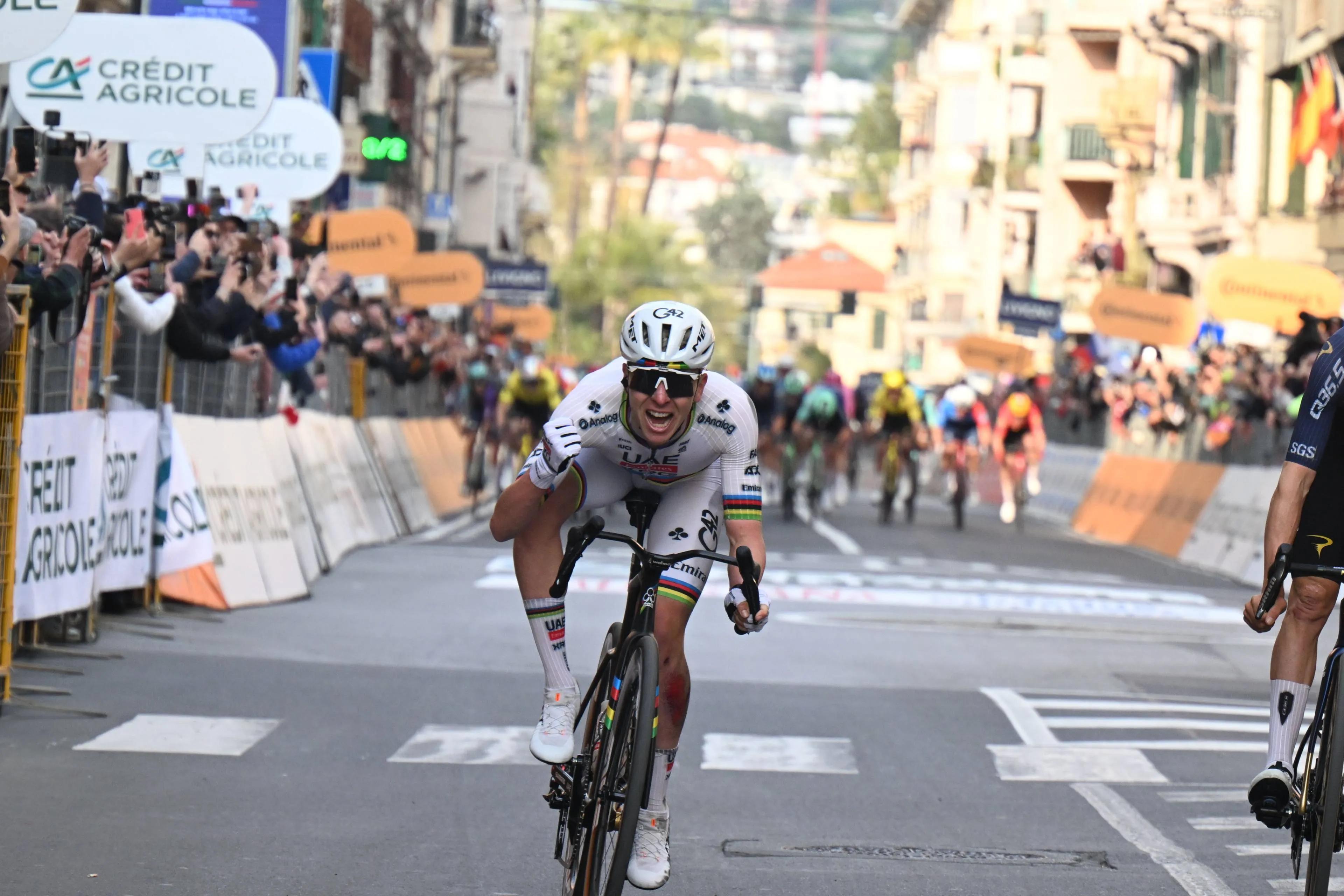 Tadej Pogacar cruza la meta en la Milano-Sanremo 2026