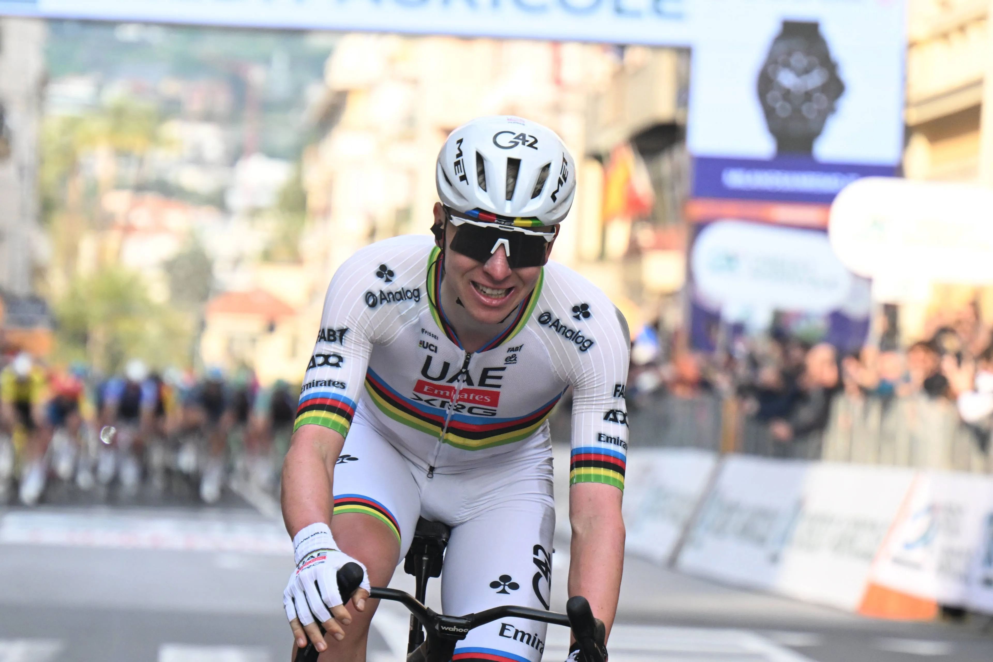 Tadej Pogacar cruza la línea en la Milano-Sanremo 2026