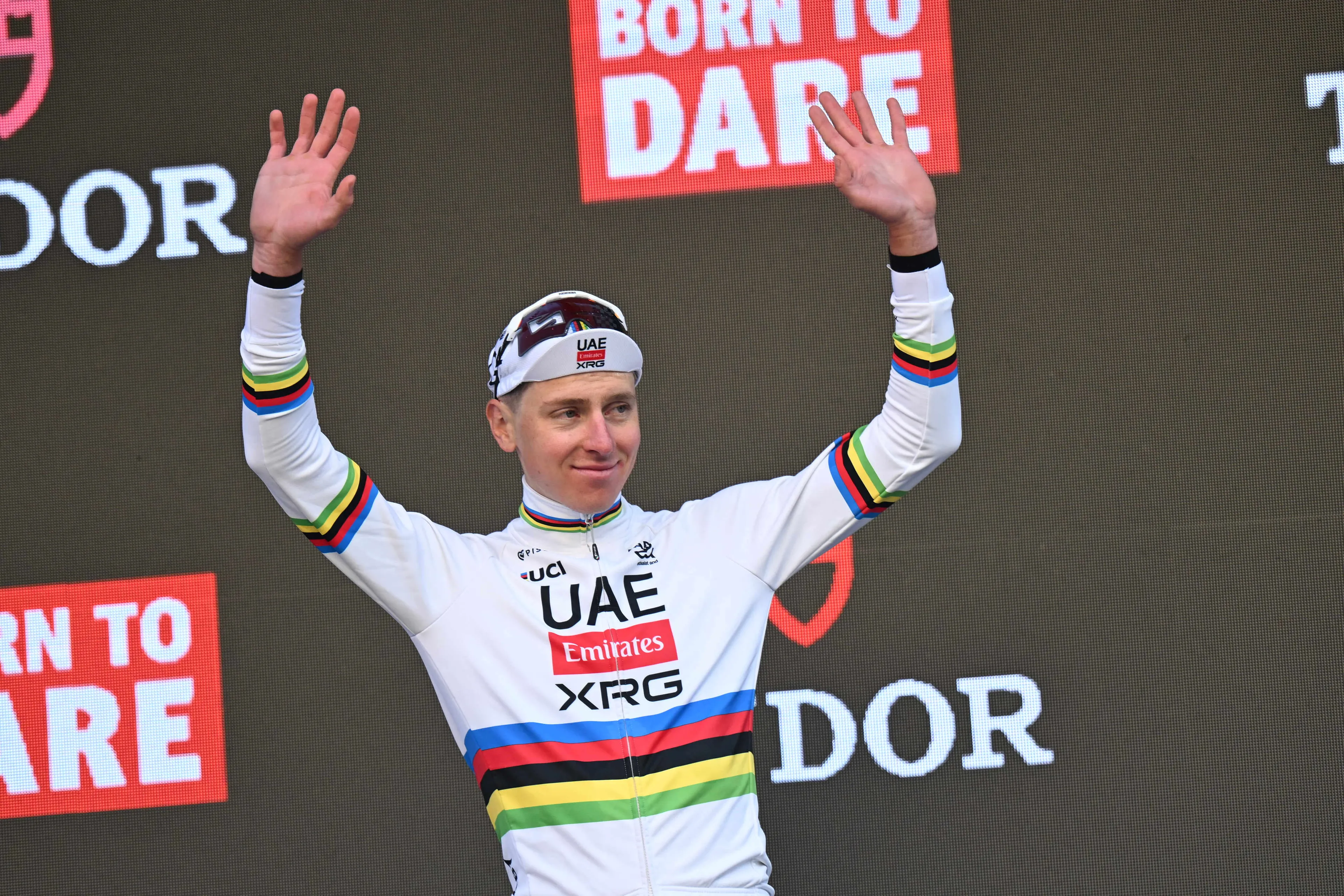 Tadej Pogacar recibe el aplauso del público tras ganar la Milán-San Remo 2026