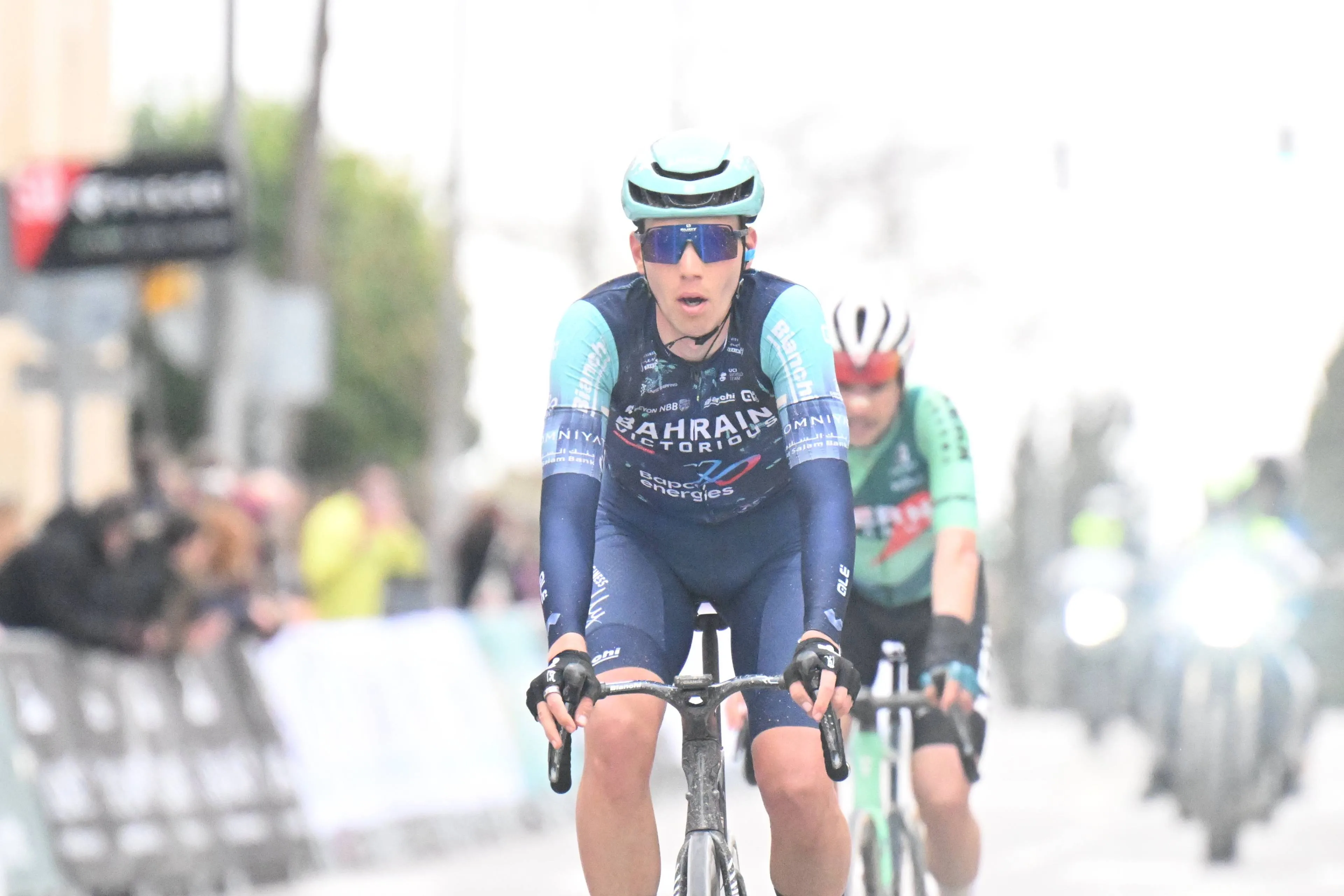 Attila Valter, corredor de Bahrain Victorious en 2026.