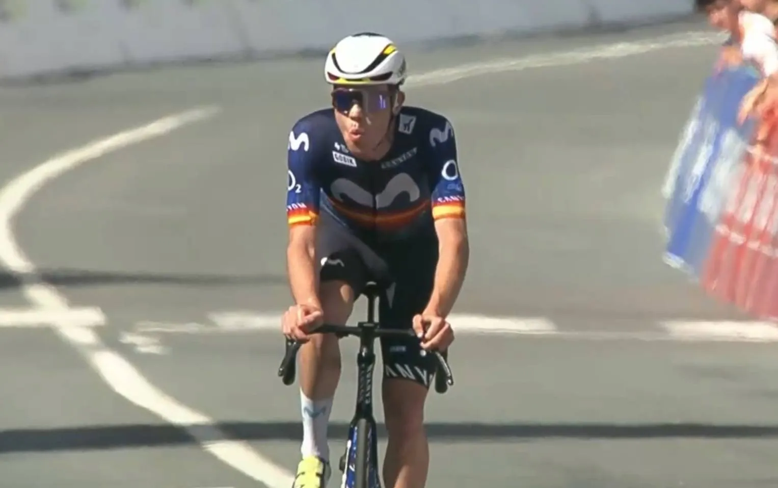 Iván Romeo celebra su victoria en O Gran Camiño con Movistar Team.