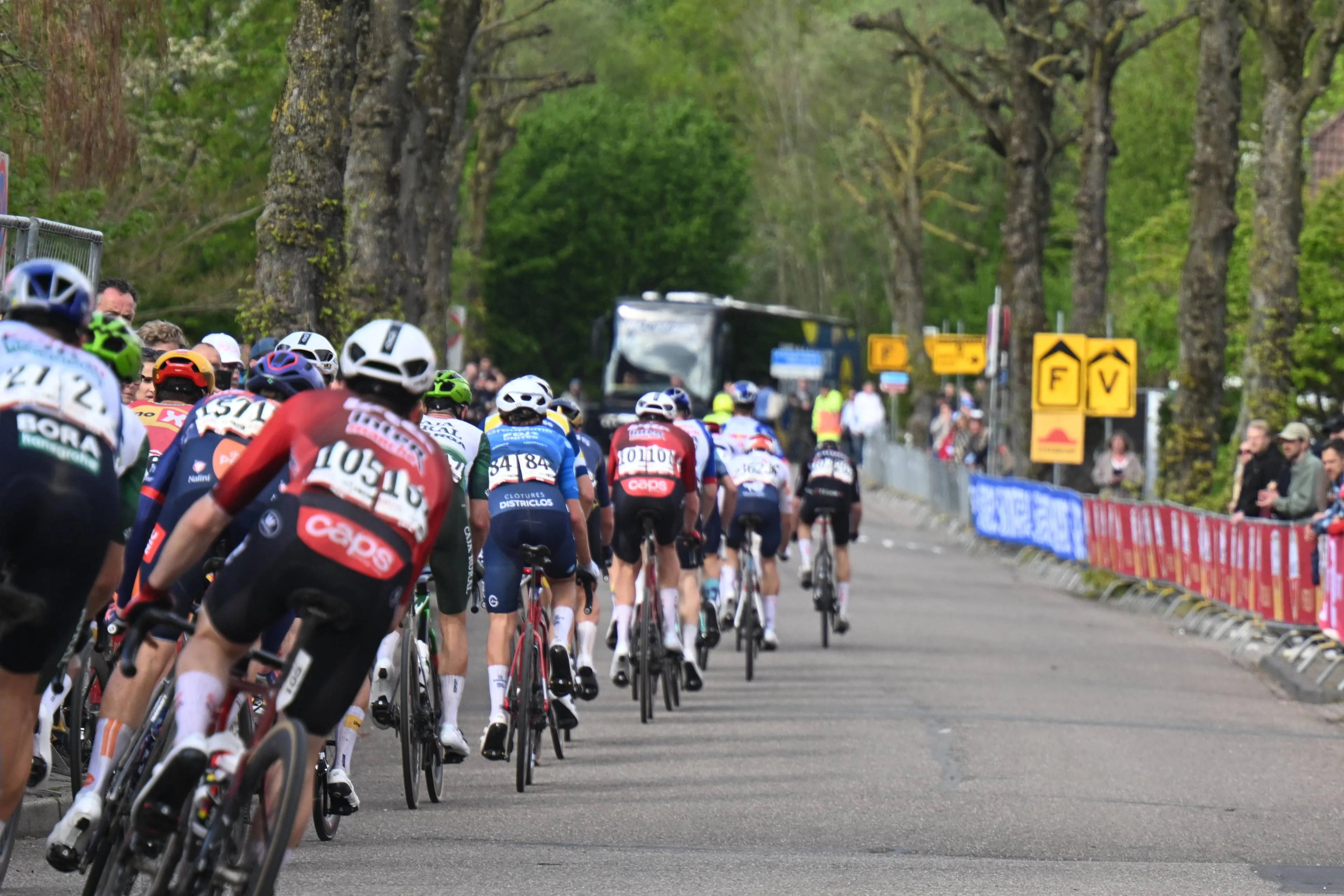 Pelotón profesional en la temporada 2026.