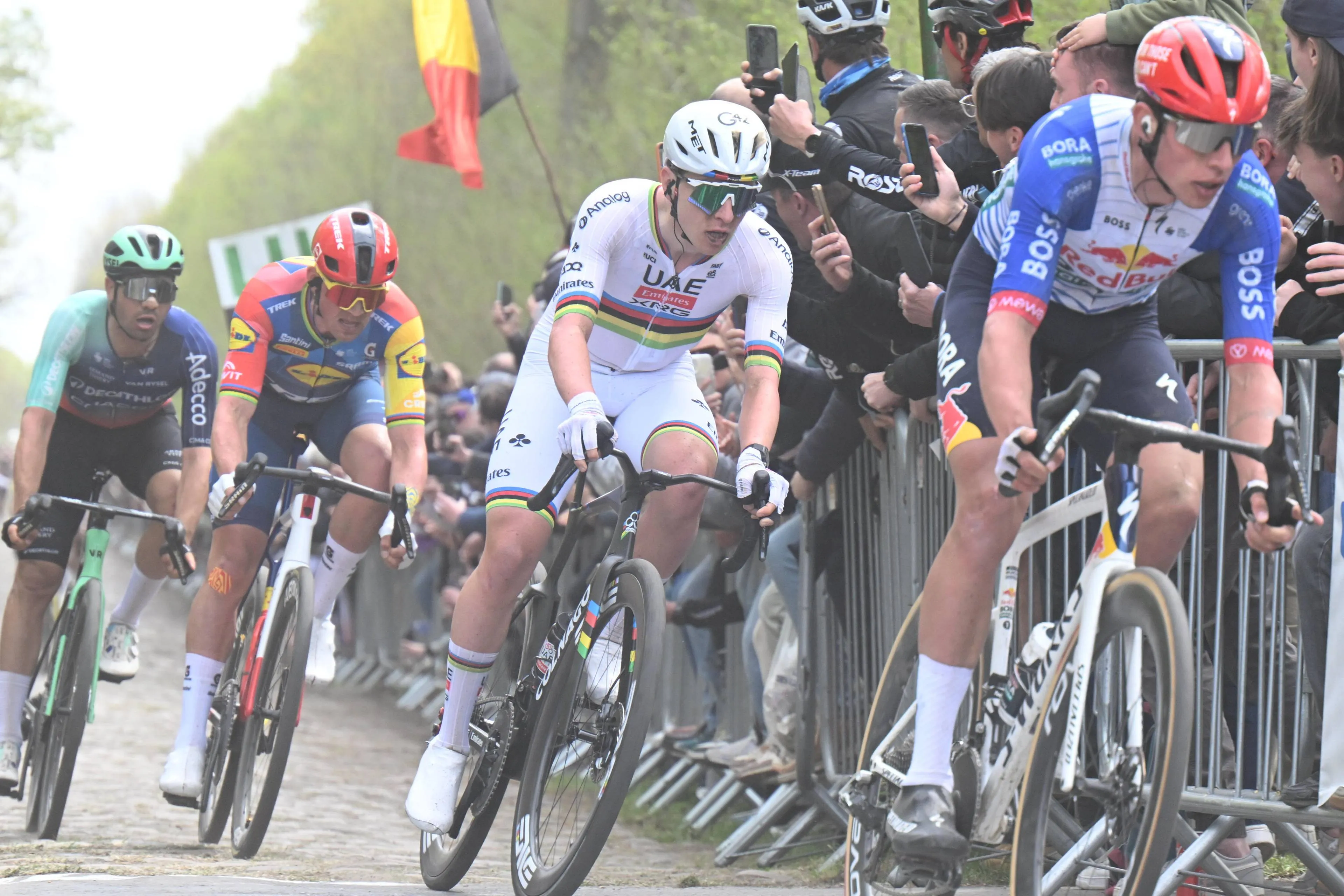 Tadej Pogacar en la Paris-Roubaix 2026