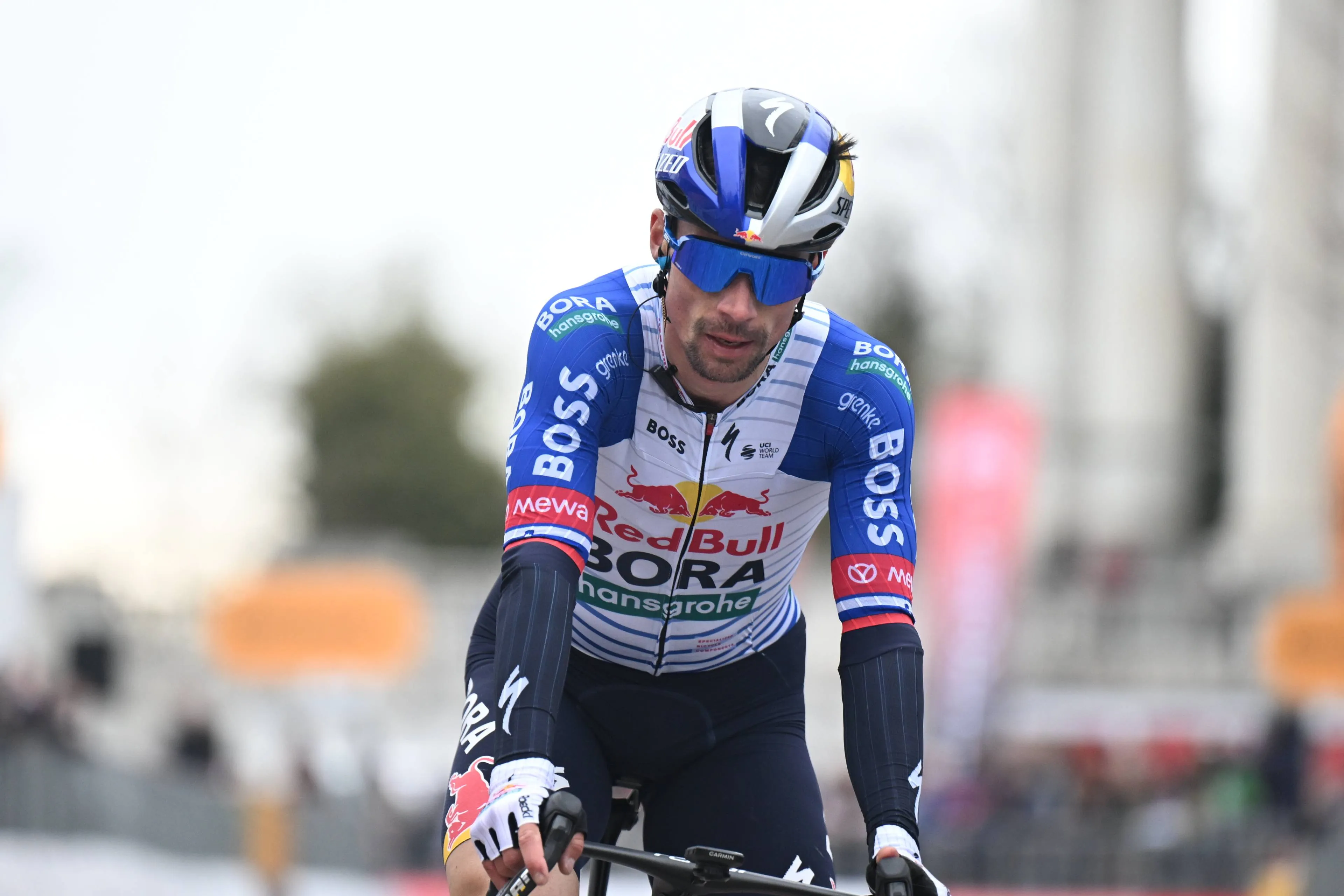 Primoz Roglic cruza la meta en Milano–Torino 2026