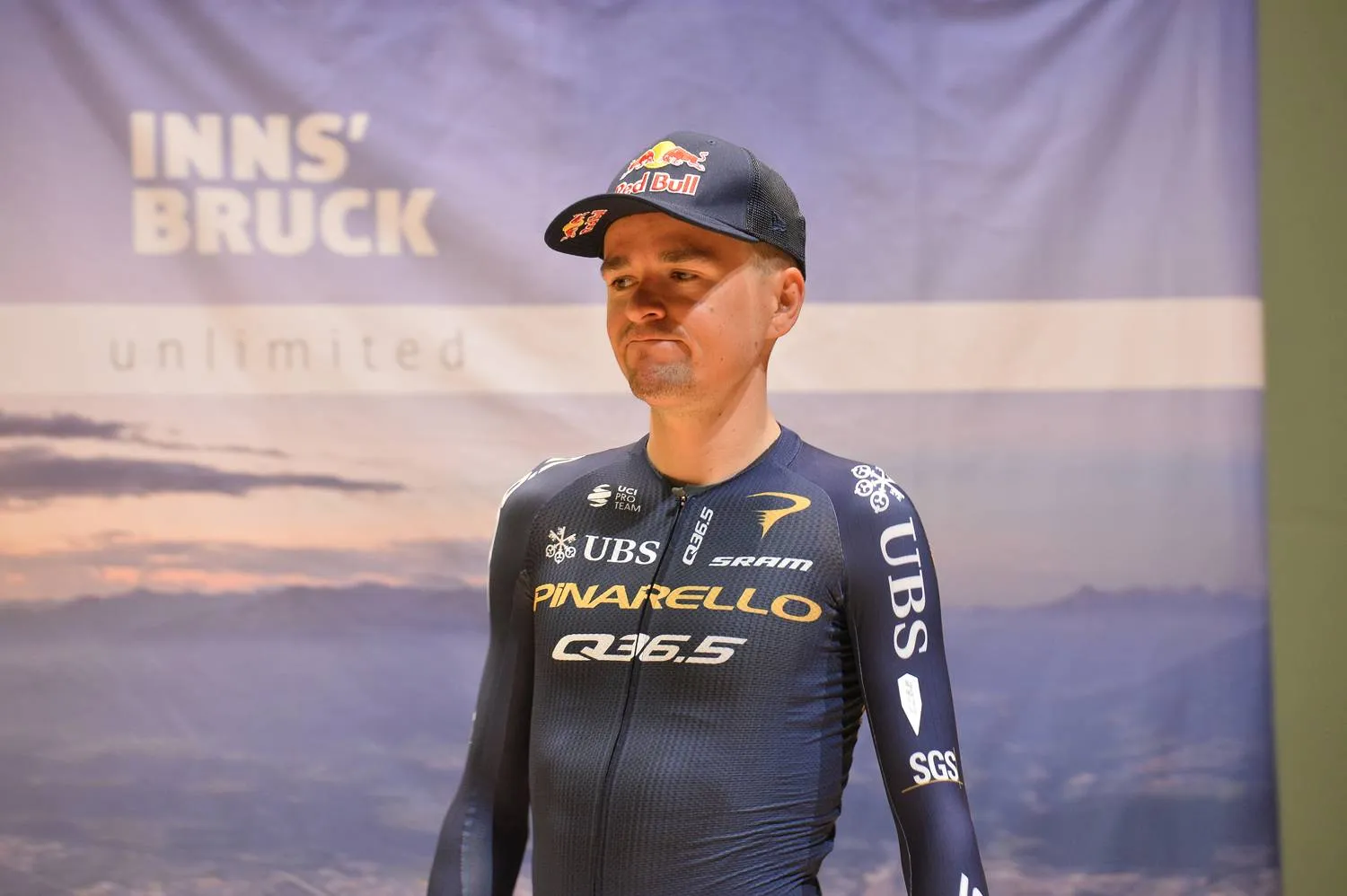 Tom Pidcock en la rueda de prensa previa al Tour of the Alps 2026