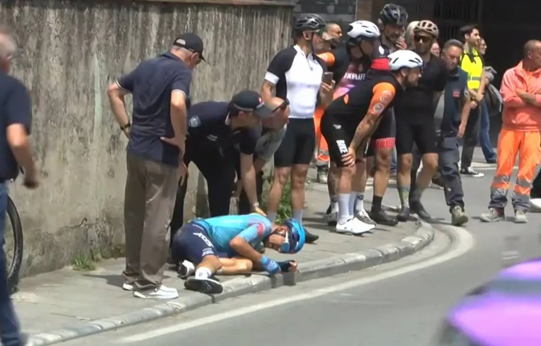 Davide Ballerini se cayó en la etapa 11 del Giro de Italia 2026.