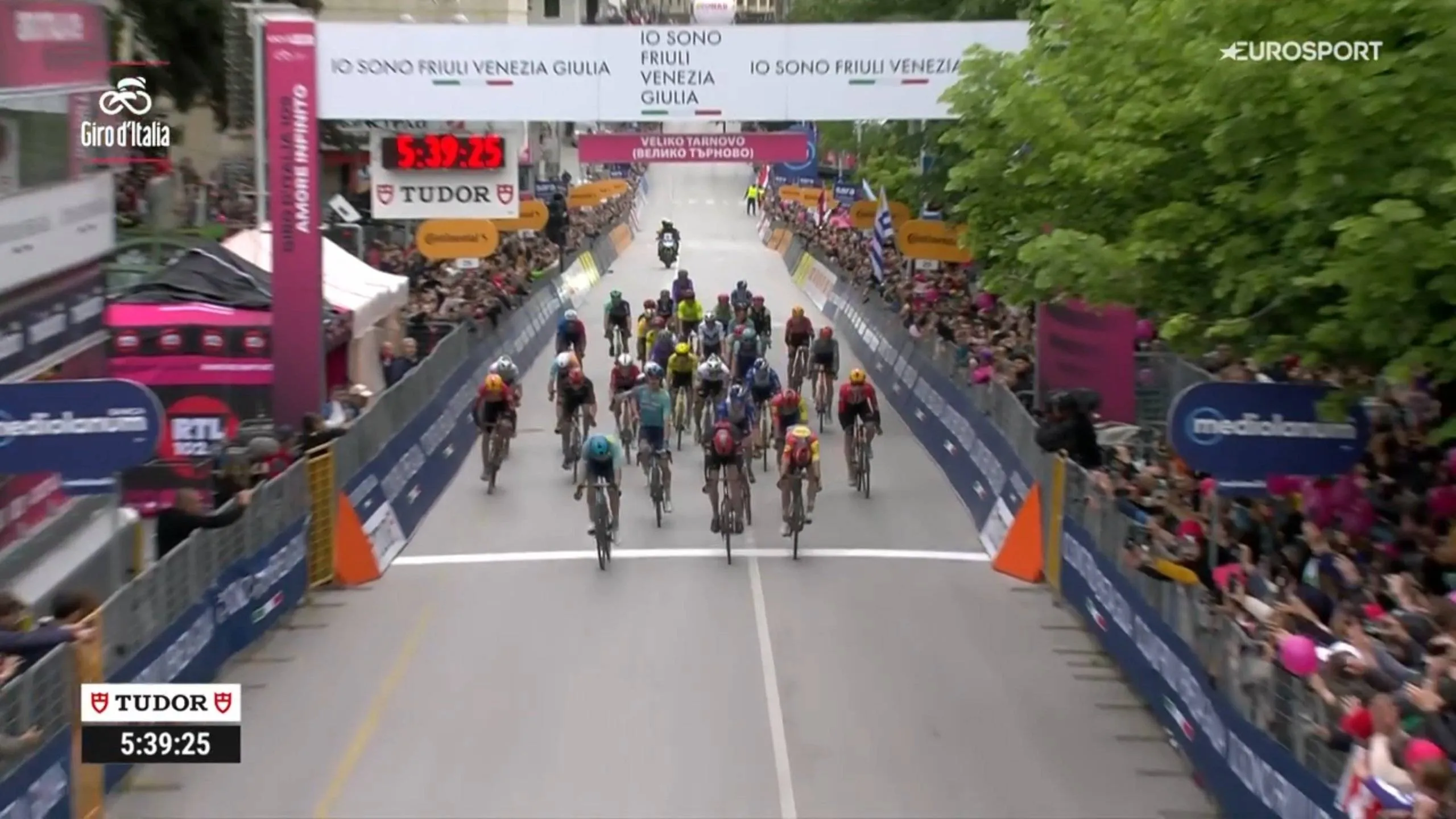 Resultados Giro de Italia 2026 Etapa 2: Histórica victoria de Thomas Silva, primer uruguayo de "rosa" tras imponnerse en el caótico final en Bulgaria