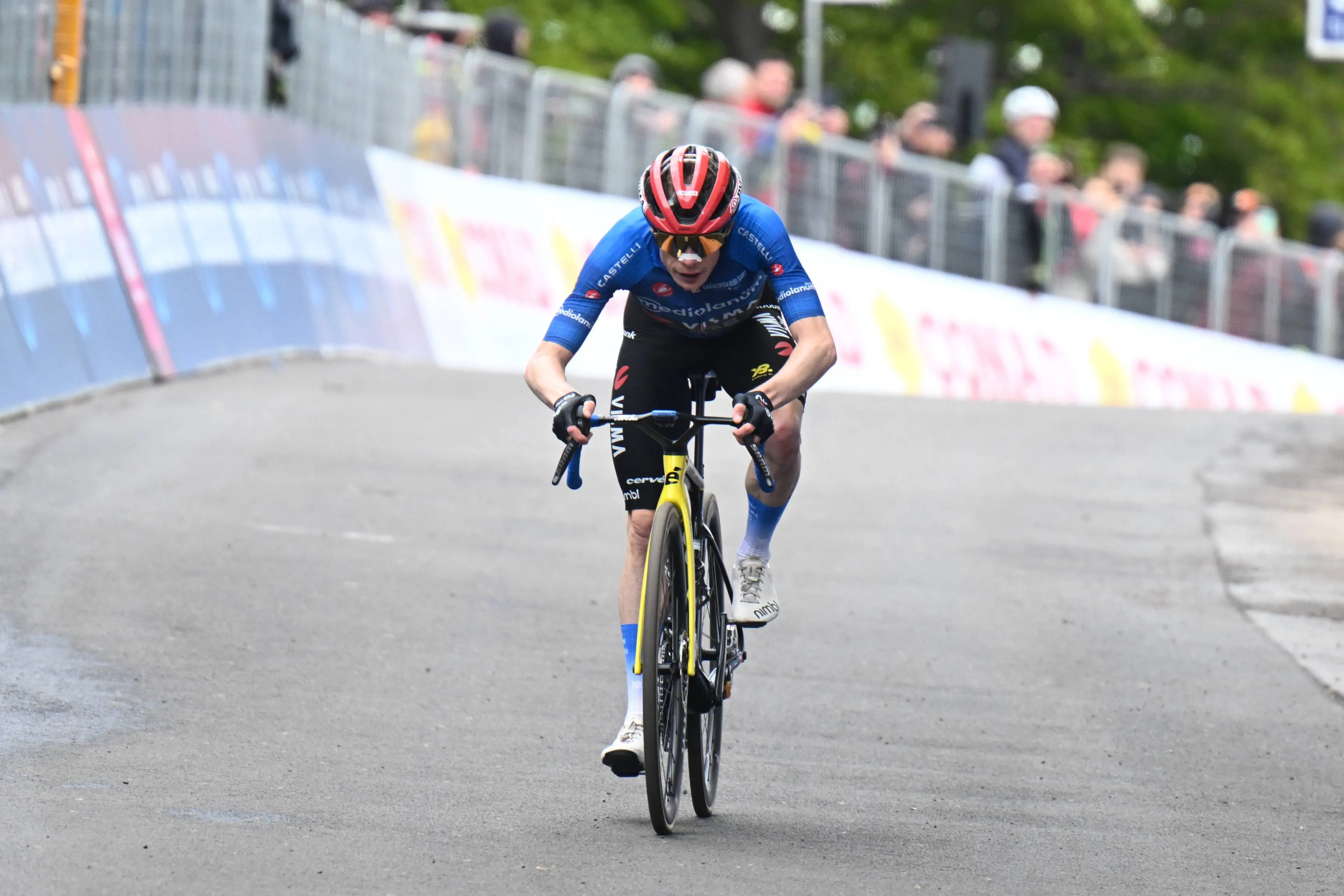 Jonas Vingegaard, estrella de Visma - Lease a Bike con la maglia azzurra del Giro.
