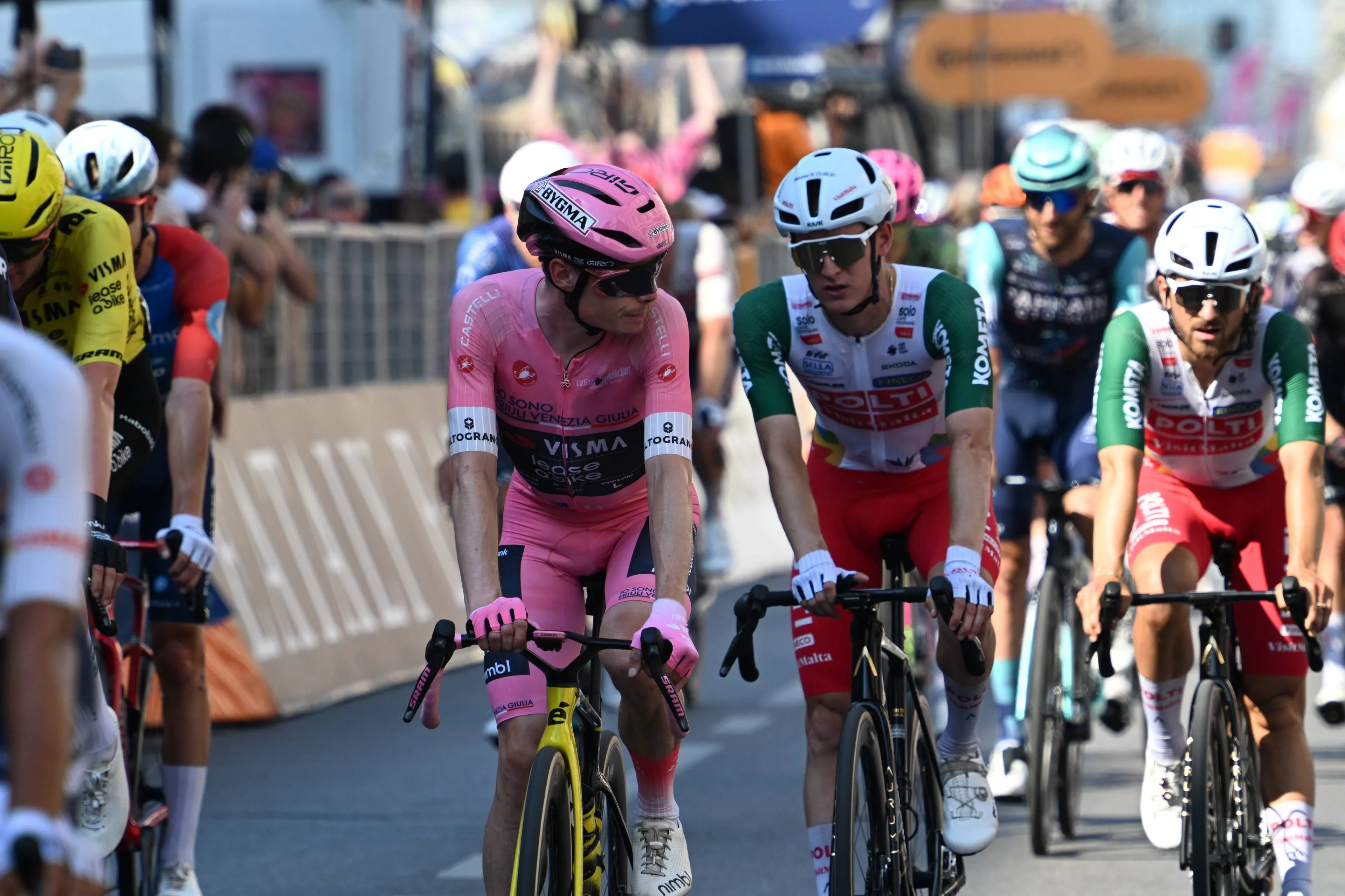 DEBATE - Giro de Italia 2026 Etapa 15: ¿Influyeron las motos en la victoria de la fuga?, ¿críticas vergonzosas de Vingegaard?