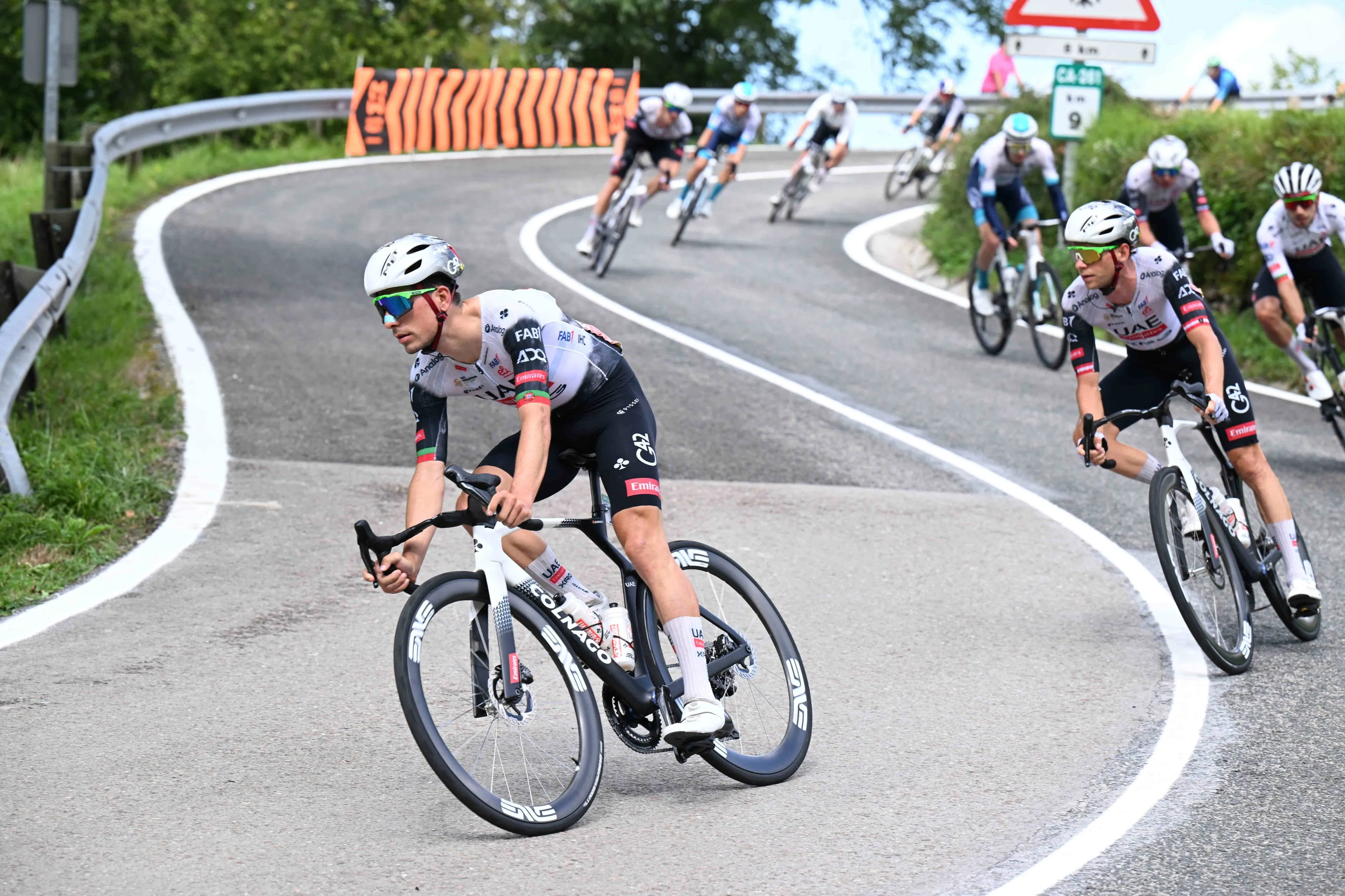 João Almeida desciende durante la Volta a Catalunya 2026