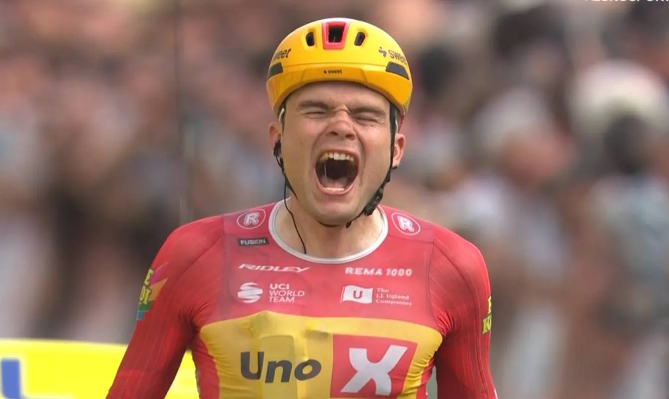 Anthon Charmig gana la etapa 2 del Tour Auvergne Rhône-Alpes 2026.