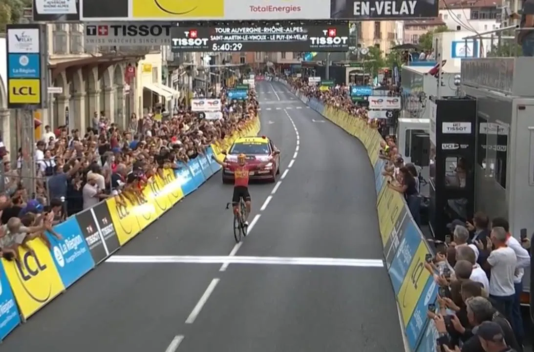 Anthon Charmig gana la etapa 2 del Tour Auvergne Rhône-Alpes 2026.