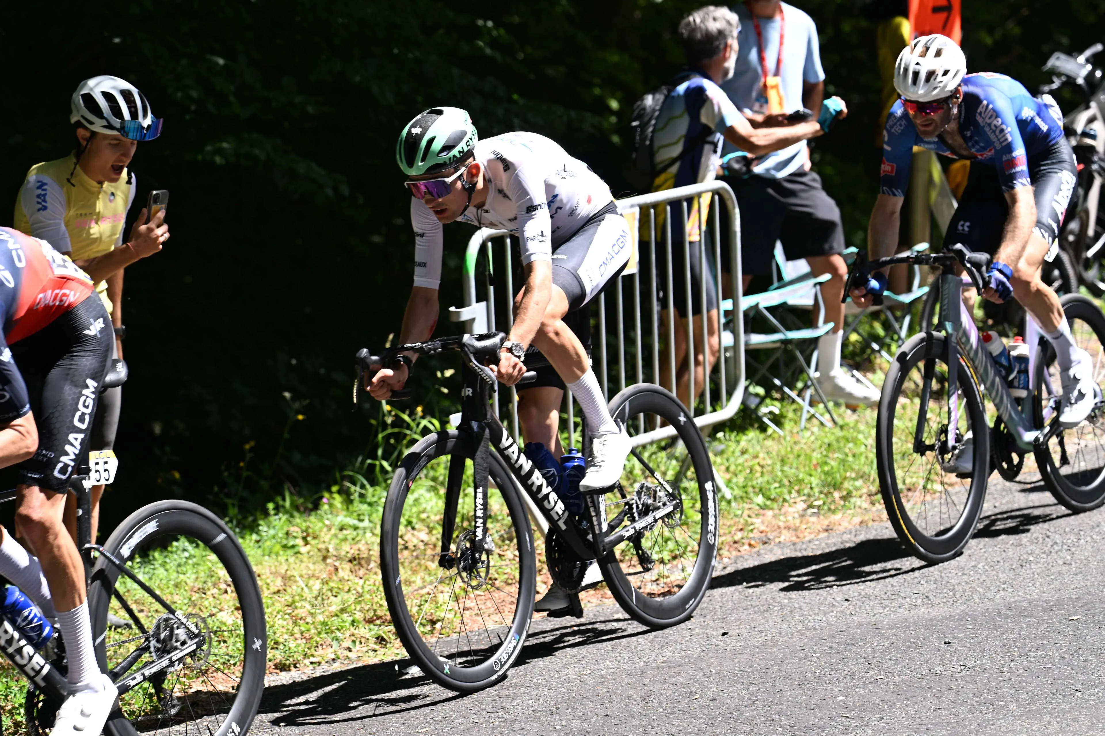 Paul Seixas, con el maillot blanco del Tour Auvergne Rhone-Alpes