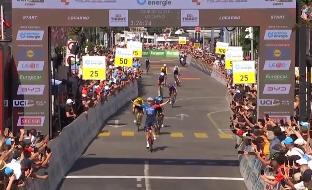 Romain Gregoire gana la etapa 2 de la Vuelta a Suiza 2026.