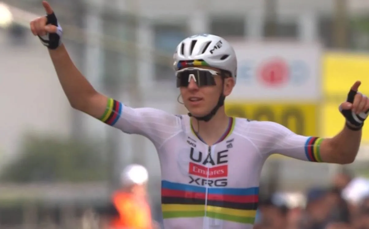 Tadej Pogacar celebra la victoria en la etapa 1 de la Vuelta a Suiza 2026.