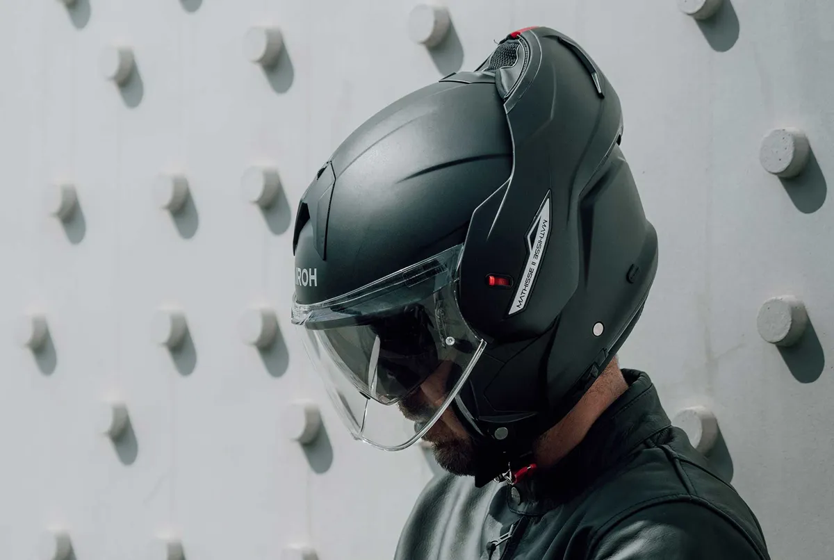 airoh mathisse ii flip up action 1