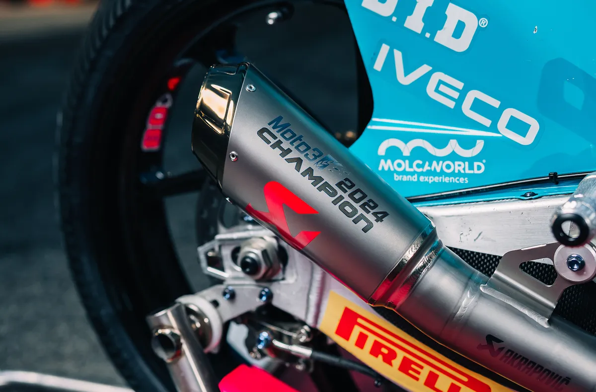 alonso moto3 akrapovic dedica