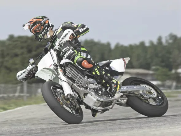 andrea dovizioso yamaha sm mx 2