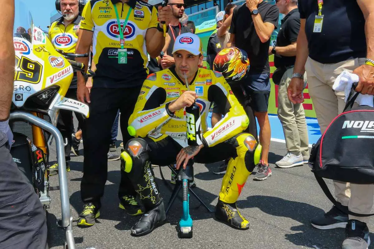 Superbike, Misano horror per Iannone: errori, penalità e sfortuna