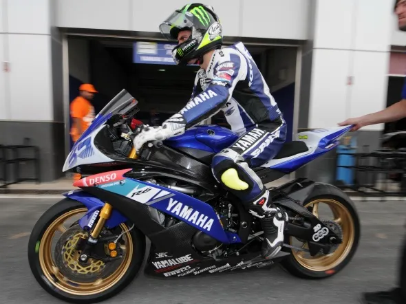 cal crutchlow box losail 2009 supersport