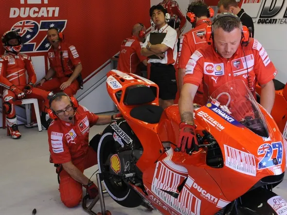 casey stoner box ducati marlboro
