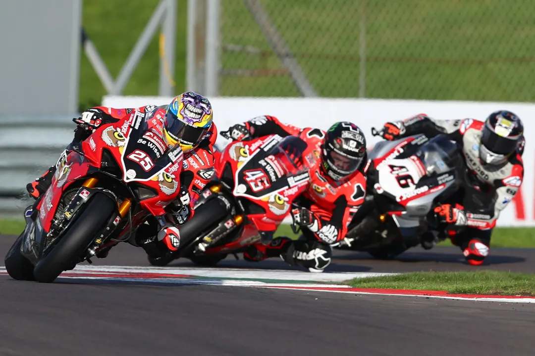 ducati panigale v4 r british superbike