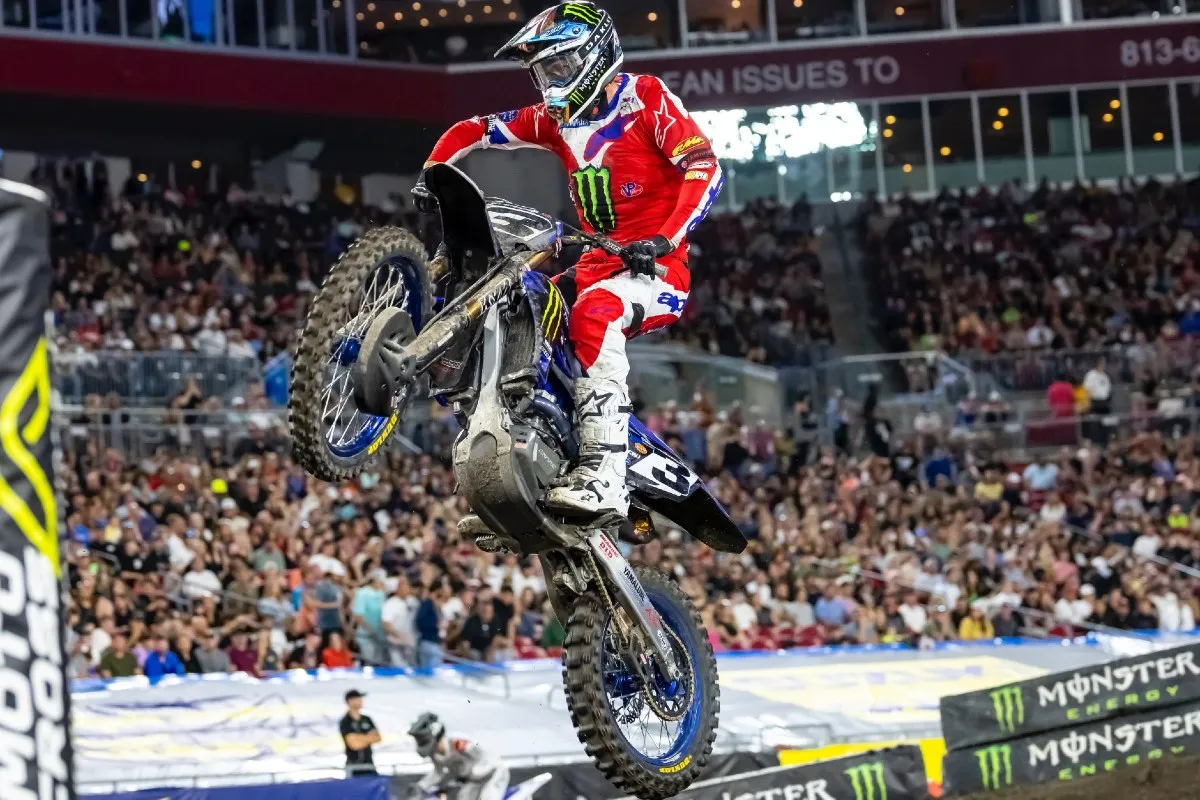 Incredibile Eli Tomac: ha corso nel Supercross con una gamba fratturata!
