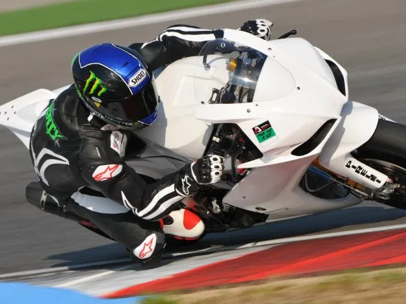 eugene laverty aprilia test rsv4