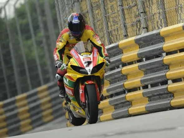 ian hutchinson macau 2011