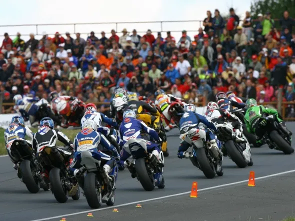 idm superbike action start