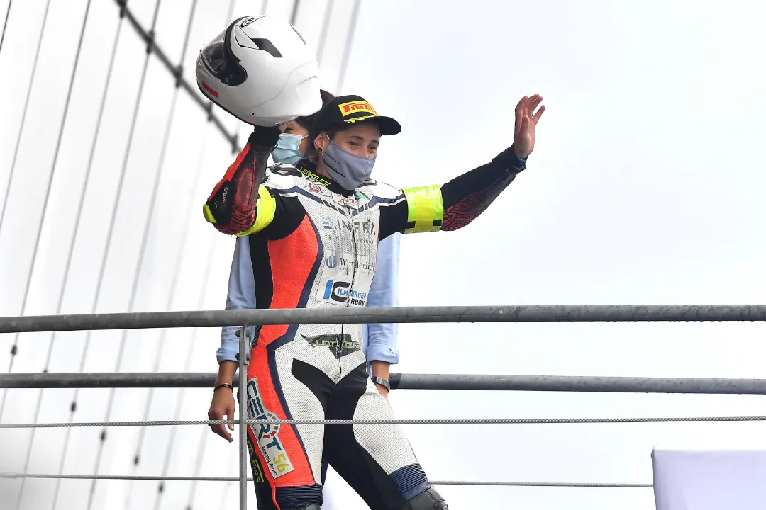 lucy glockner podium le mans 2020