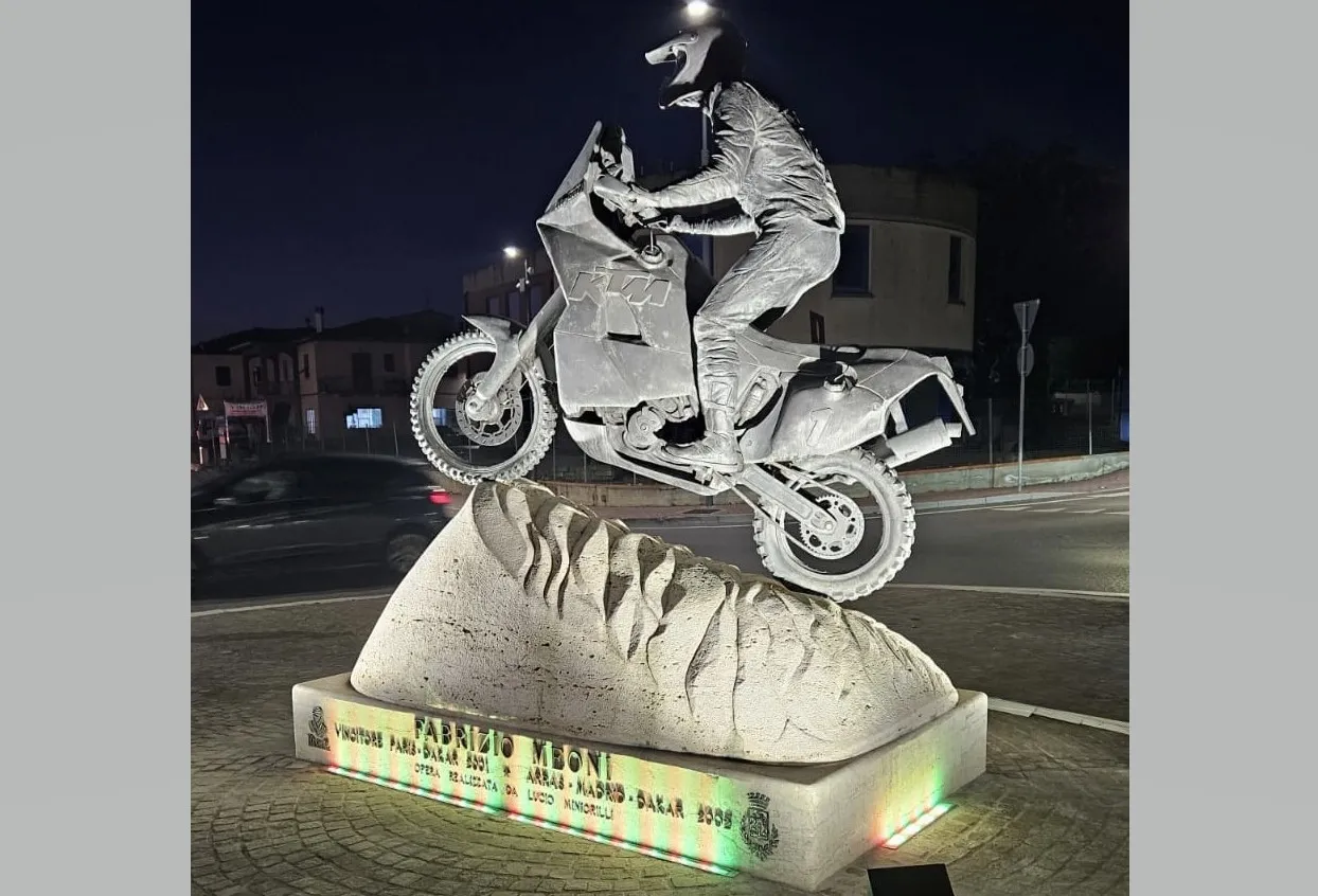 meoni statua dakar illuminazione