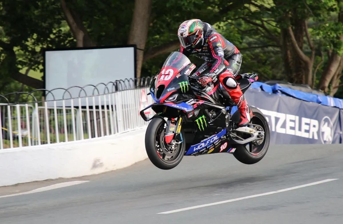 Tourist Trophy: Peter Hickman grave incidente, condizioni stabili