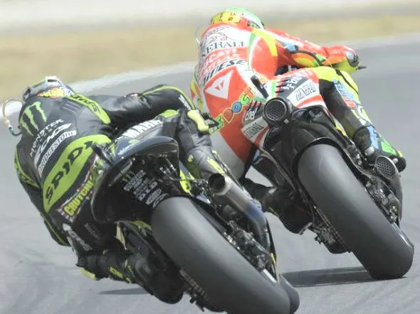 rossi crutchlow mugello 2012